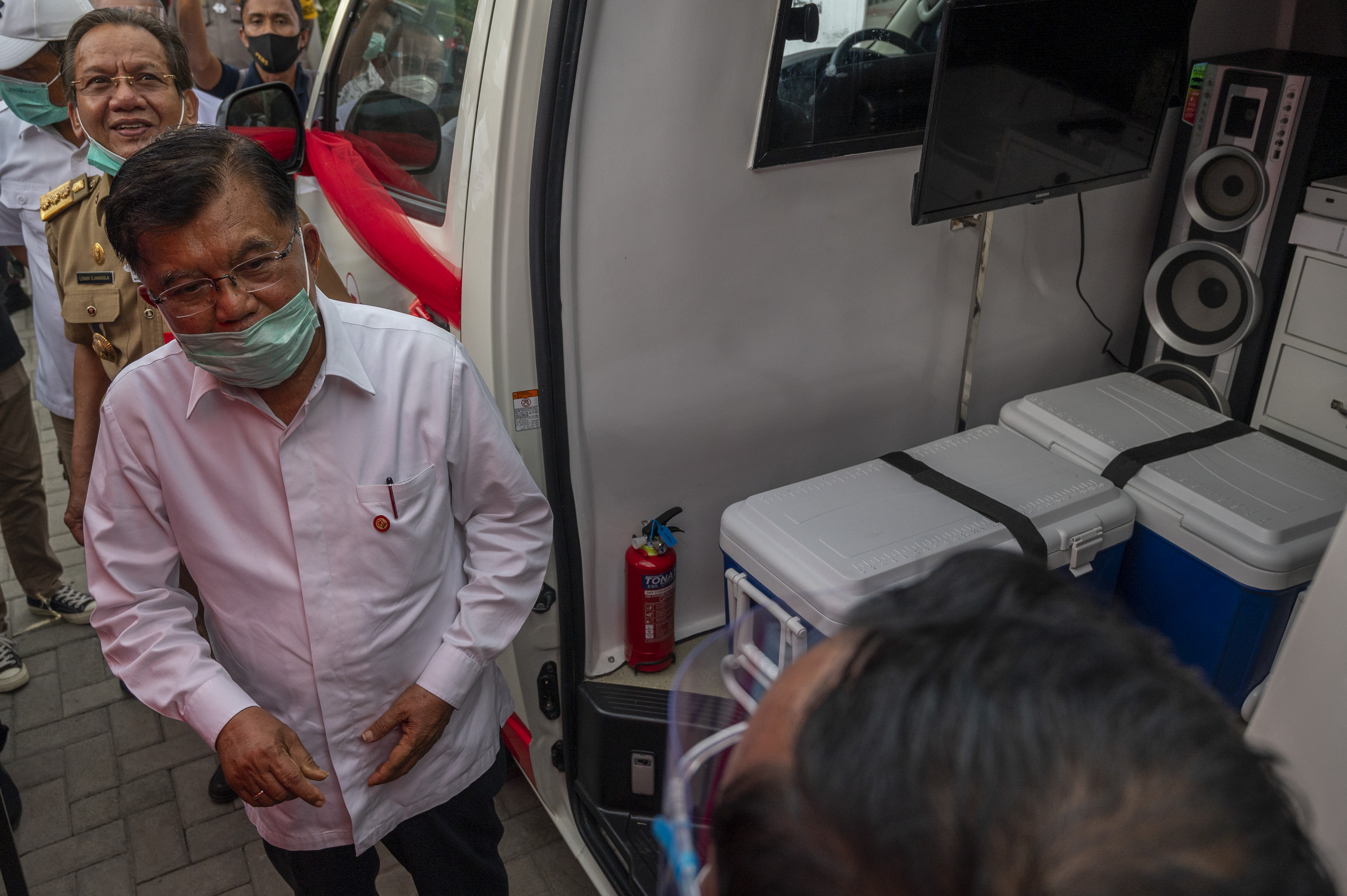 Ketua Umum PMI Jusuf Kalla saat meninjau mobil unit donor darah bantuan IFRC.
