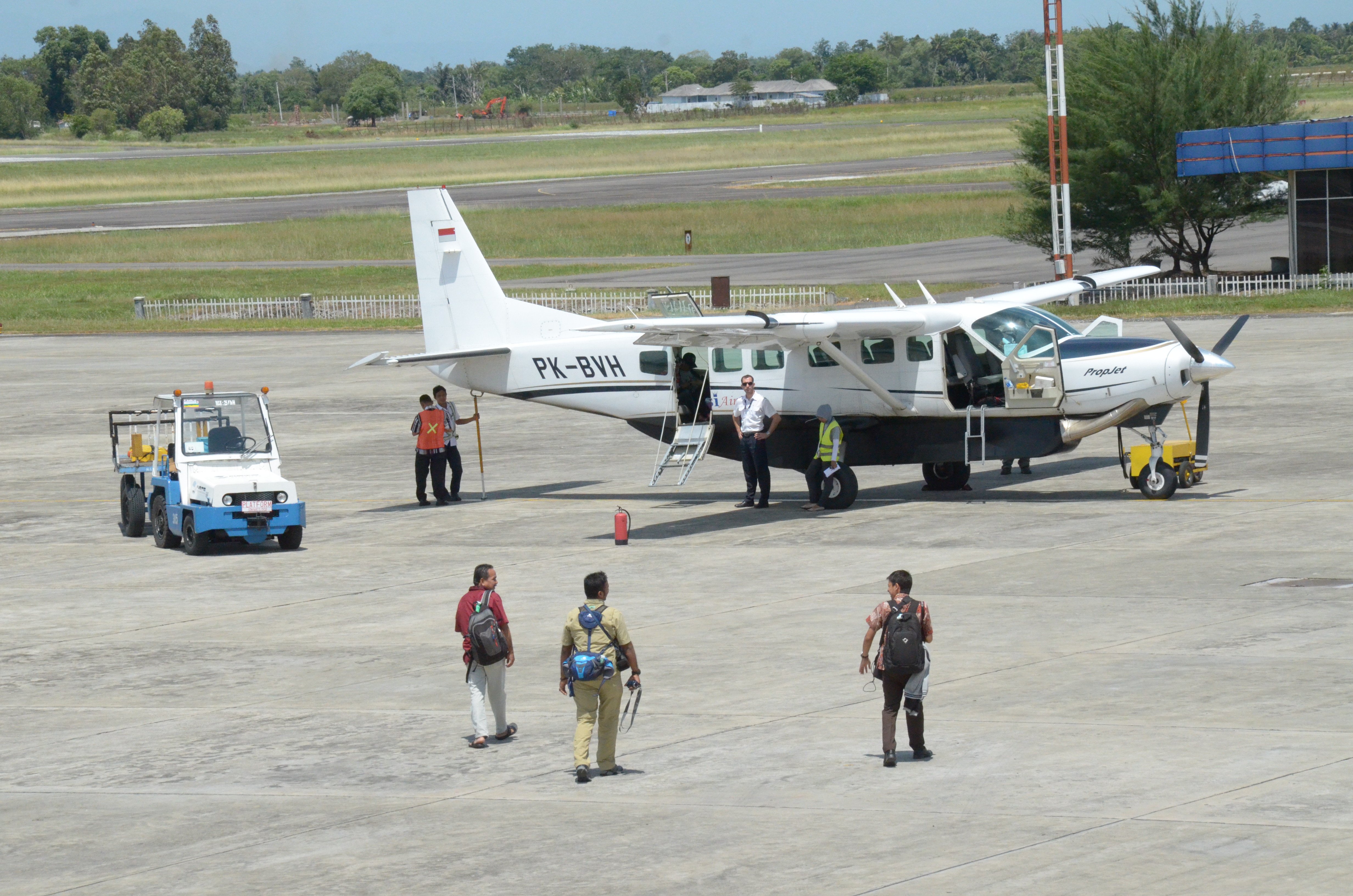 Aktivitas pesawat penerbangan di bandara Lasikin Simeulue, saat masih aktif beberapa waktu lalu.