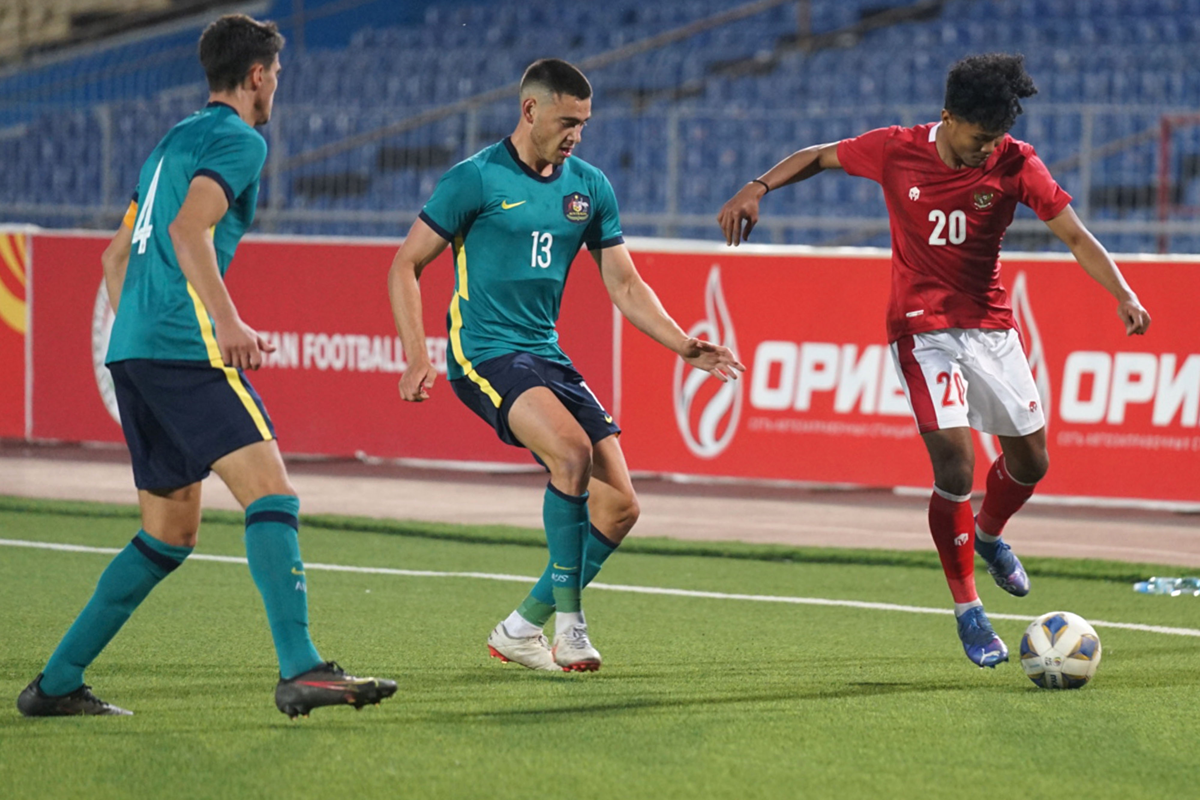 Pemain timnas Indonesia U-23 Bagus Kahfii (kanan) menggiring bola saat bertanding melawan Timnas Australia.