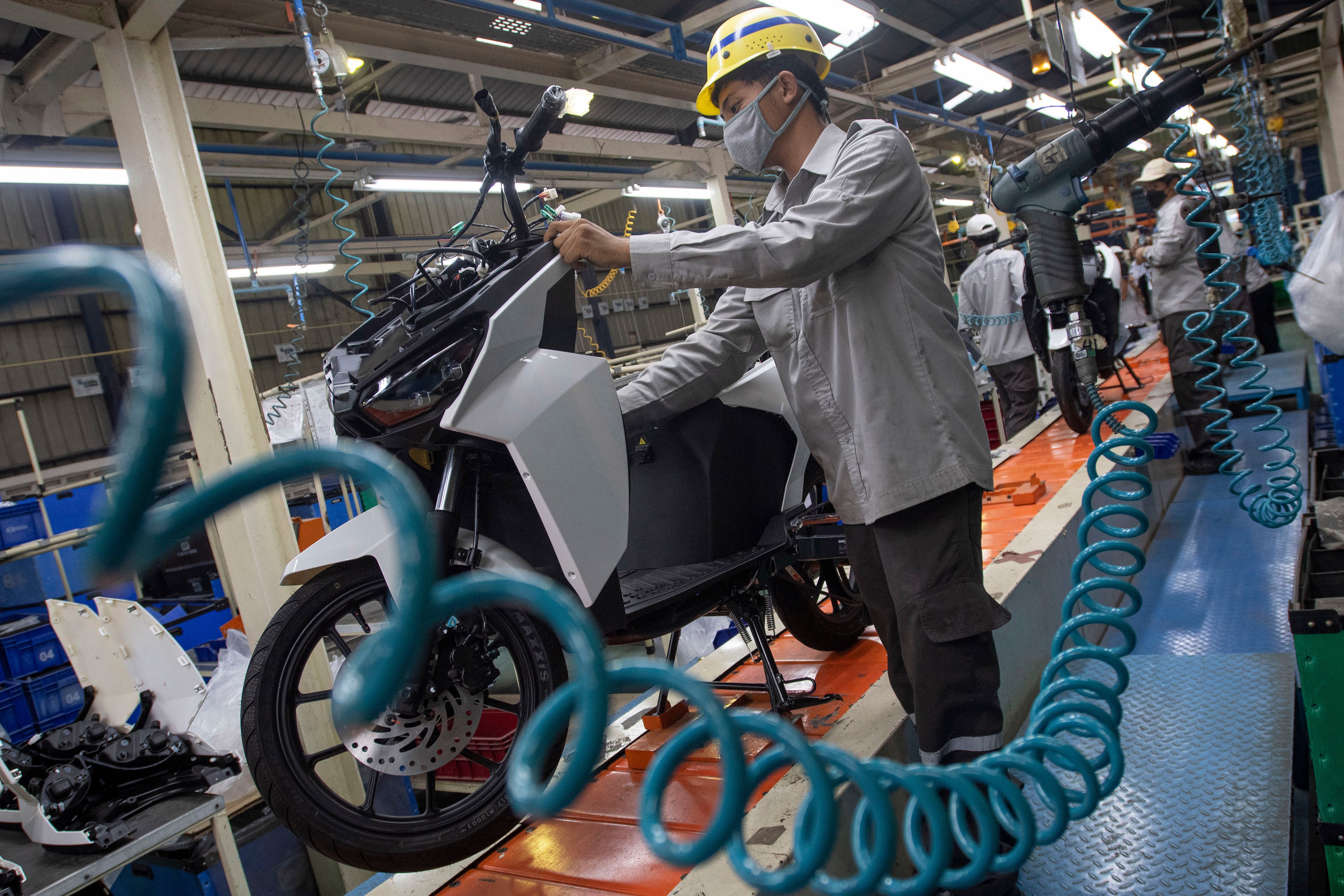 Pekerja merakit sepeda motor listrik Gesits di pabrik PT Wika Industri Manufaktur (WIMA), Cileungsi, Kabupaten Bogor, Jawa Barat.