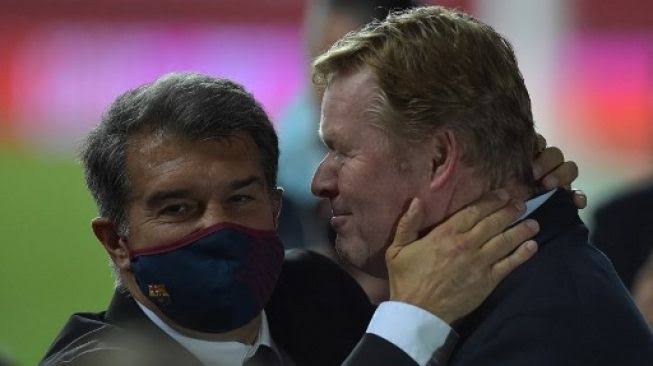Presiden Barcelona Joan Laporta (kiri) dan Ronald Koeman