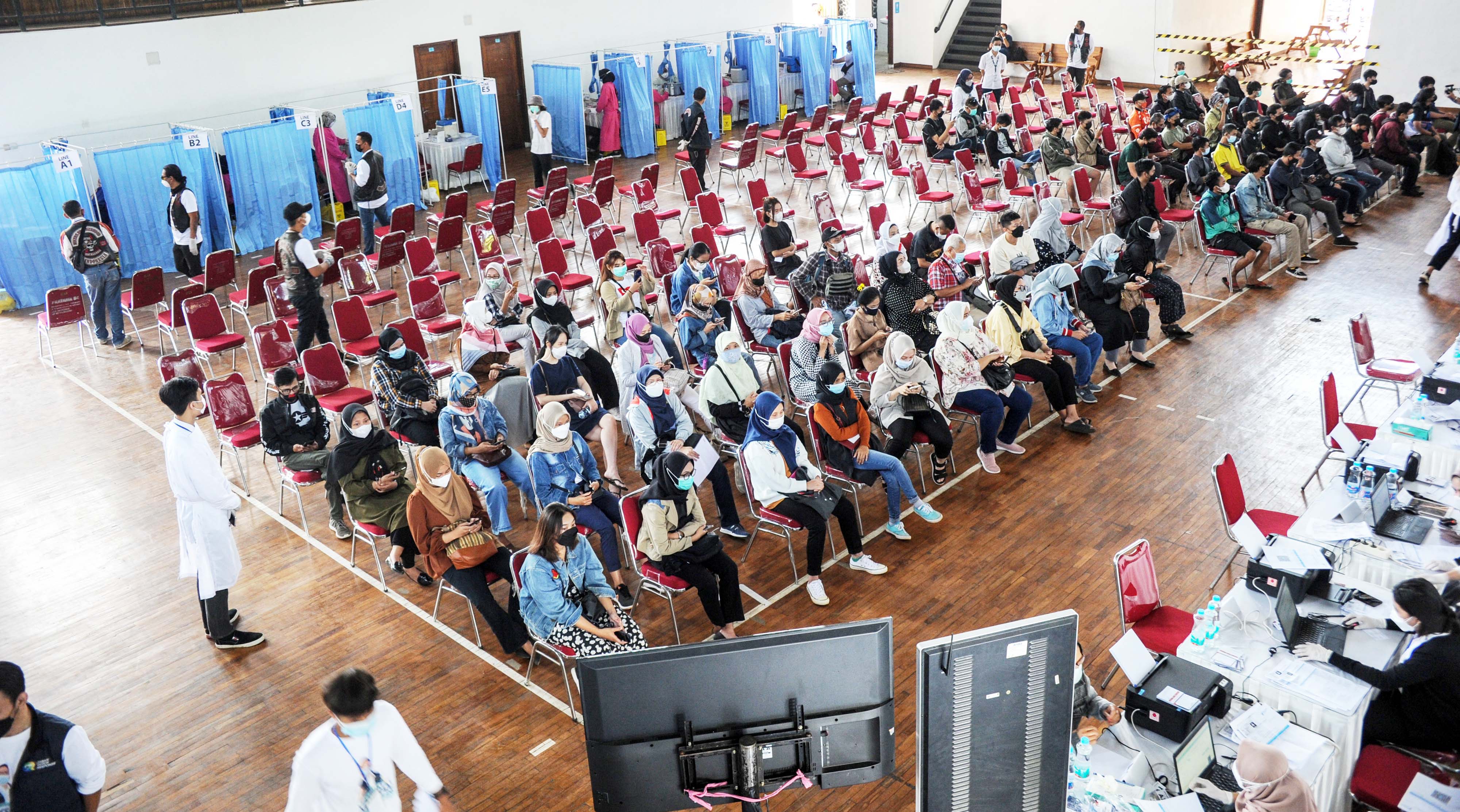 Vaksinasi massal yang digelar Jabar Quick Response di Kota Bandung