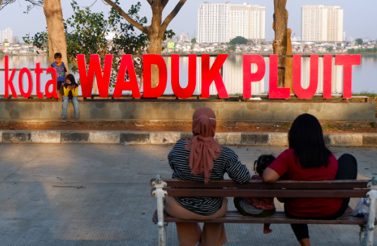 Warga mengunjungi Taman Kota Waduk Pluit di Jakarta, Kamis (27/8/2020). 
