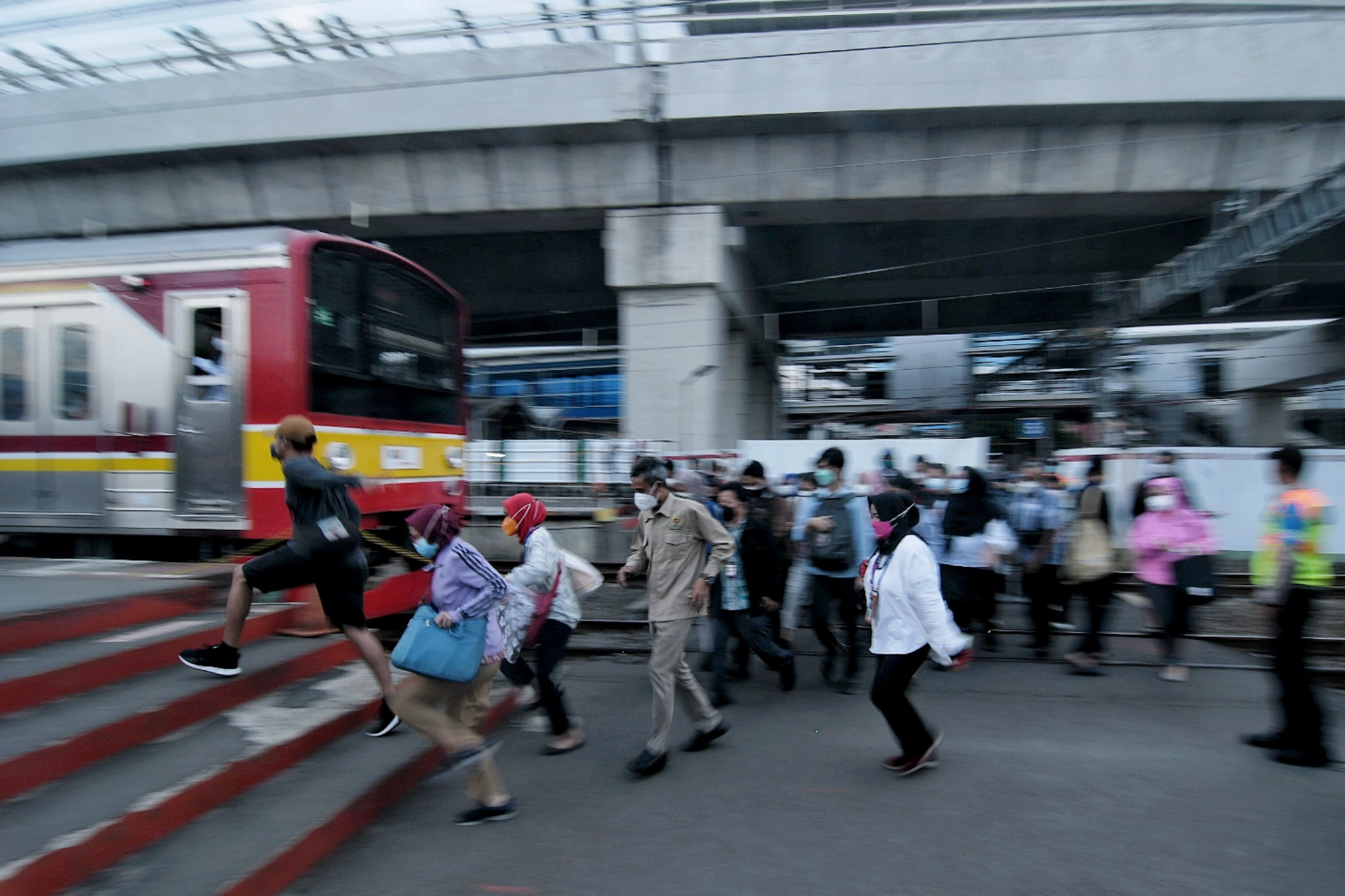 Luhut: Vaksinasi Tak Mencapai Target, Jabodetabek Tetap PPKM Level 3