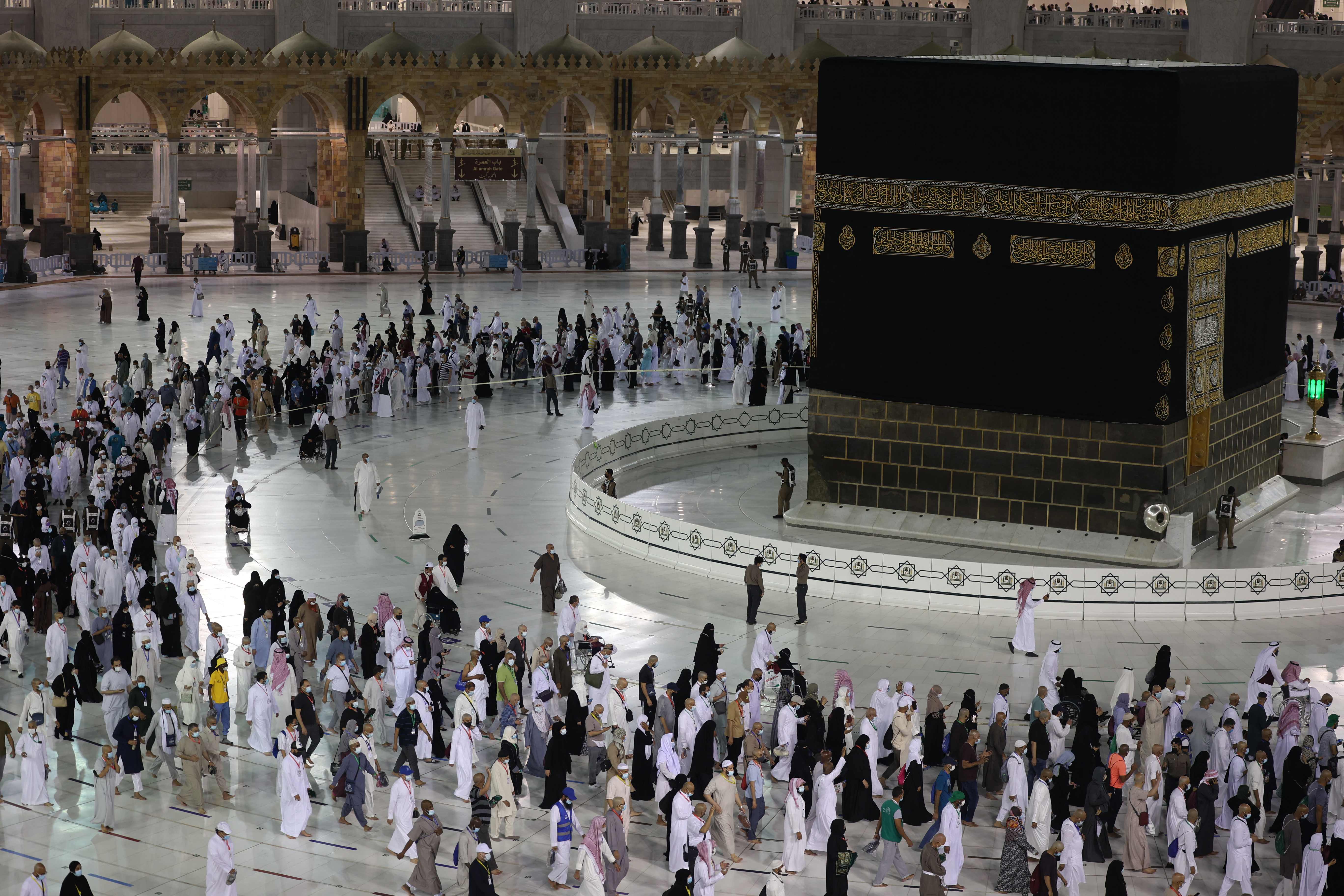 Sejumlah umat Muslim beribadah di Masjidil Haram, Mekkah, Arab Saudi.