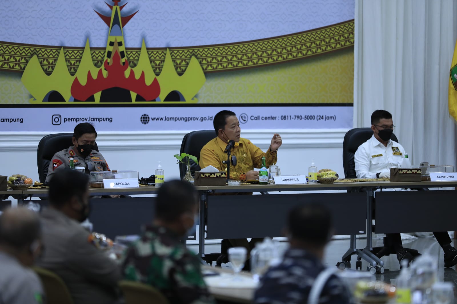 Gubernur Lampung Arinal Djunaidi (tengah) mengajak bupati.wali kota kejar target vaksinasi. 