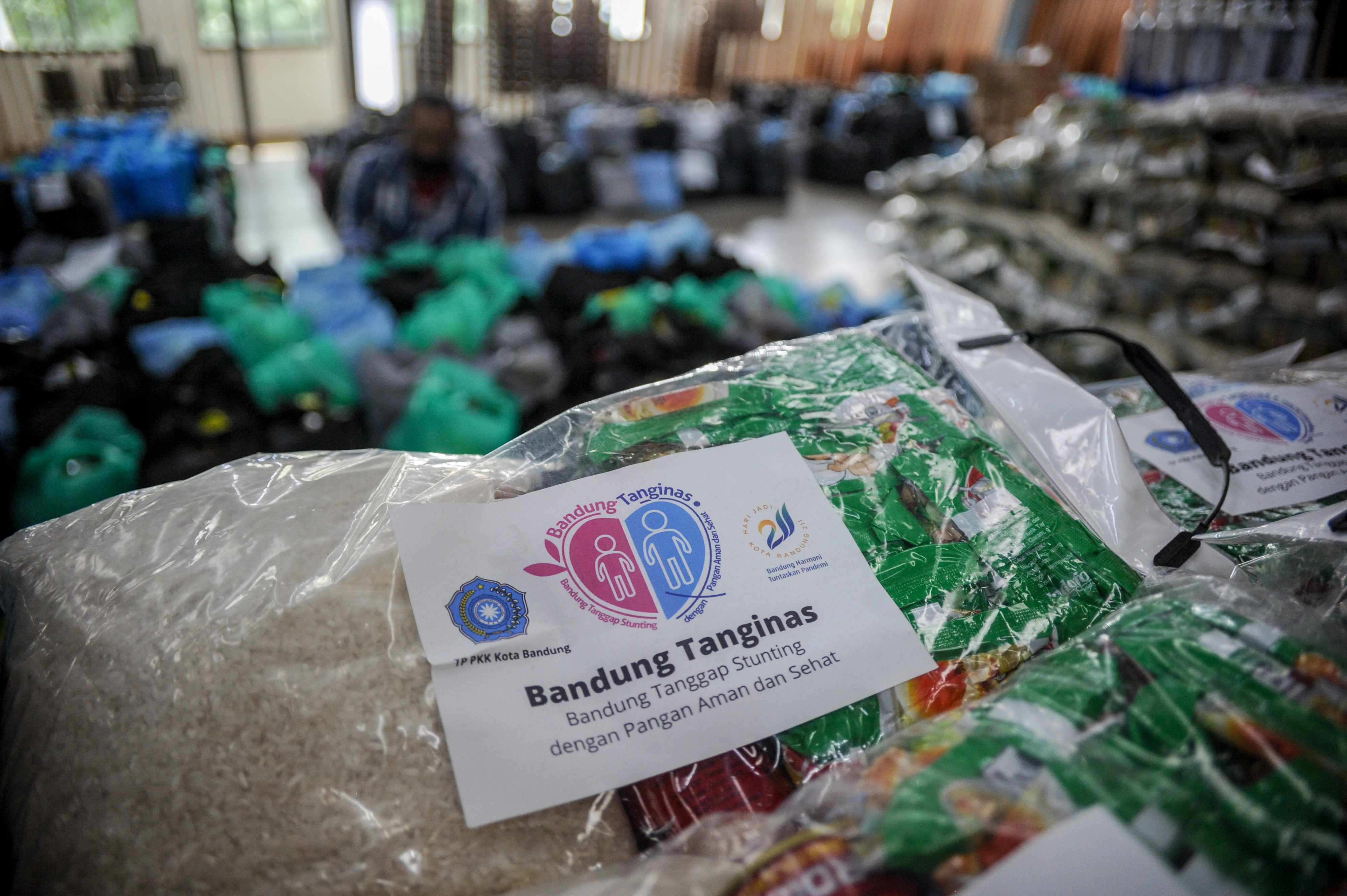 Petugas menyiapkan paket bantuan sosial di Gedung Serbaguna Balai Kota, Bandung, Jawa Barat, Jumat (1/10/2021).