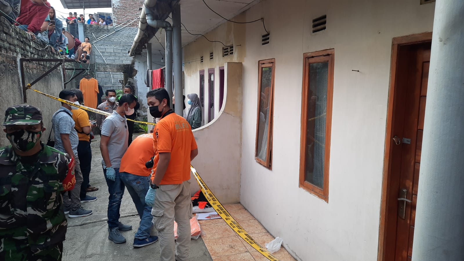 Olah TKP kamar kosan di Kampung Cibodas Pasar, Desa Mekarwangi, Kecamatan Cisayong, Kabupaten Tasikmalaya, yang ditemukan dua sejoli tewas.