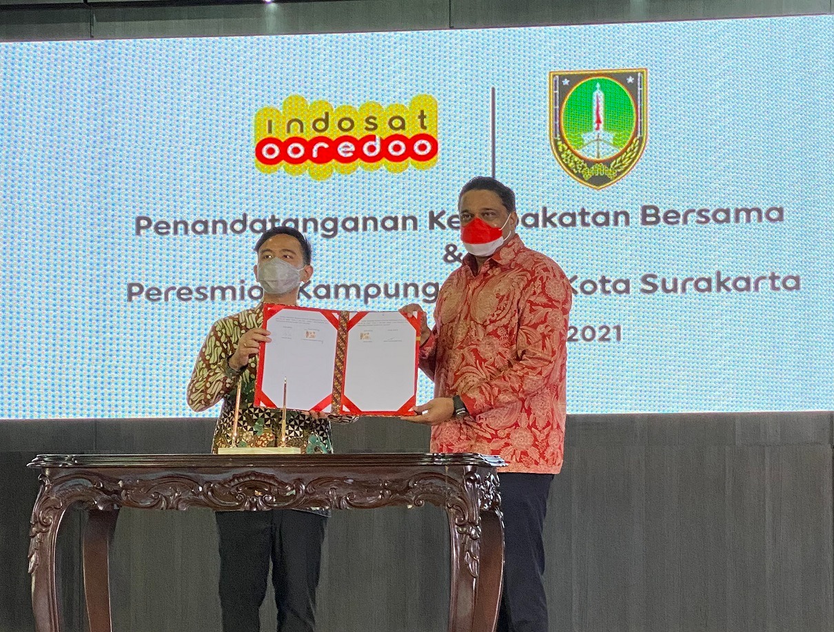 Wali Kota Surakarta Gibran Rakabuming Raka (kiri) bersama Director & Chief Operating Officer Indosat Ooredoo Vikram Sinha.