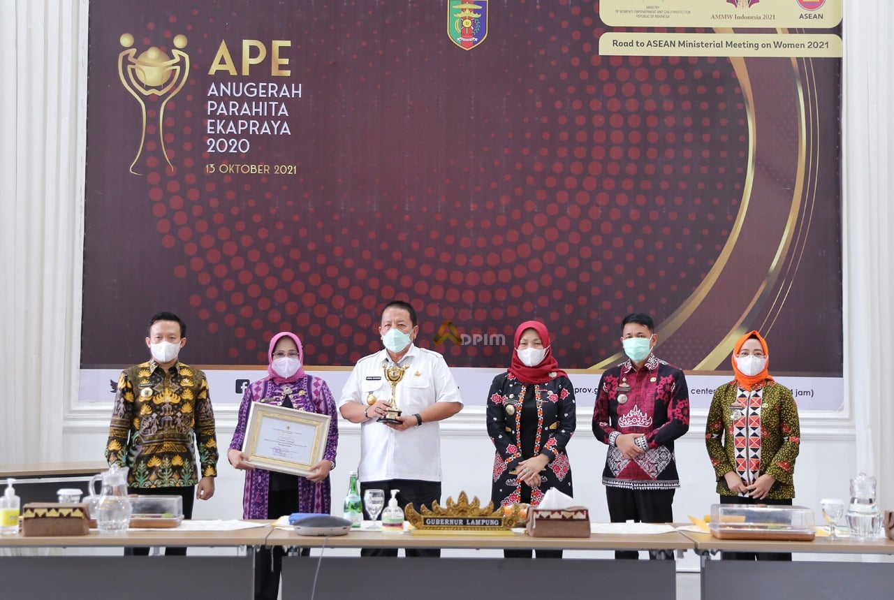 Gubernur Lampung Arinal Djunaidi (tiga kiri) saat menerima penghargaan Anugerah Parahita Ekapraya 2020 dari Kementerian PPPA, Rabu (13/10).