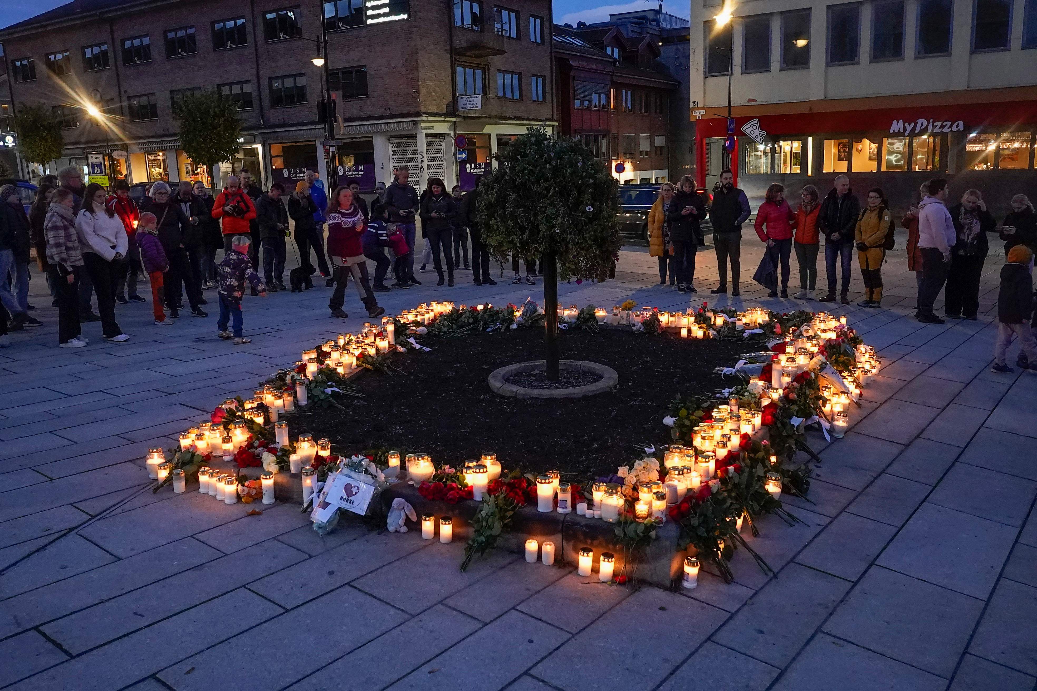 Warga meletakkan karangan bunga dan menyalakan lilin di Kota Kongsberg untuk mengenang korban serangan teror di Norwegia. 
