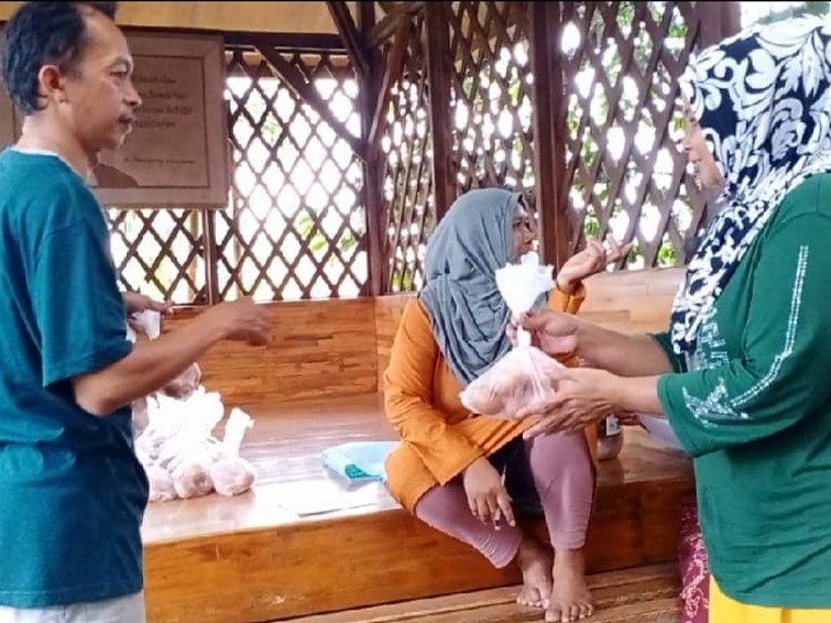 Peternak membagikan telur ayam secara gratis bagi masyarakat karena mengalami kerugian setelah harga anjlok sampai Rp14 ribu per kg.