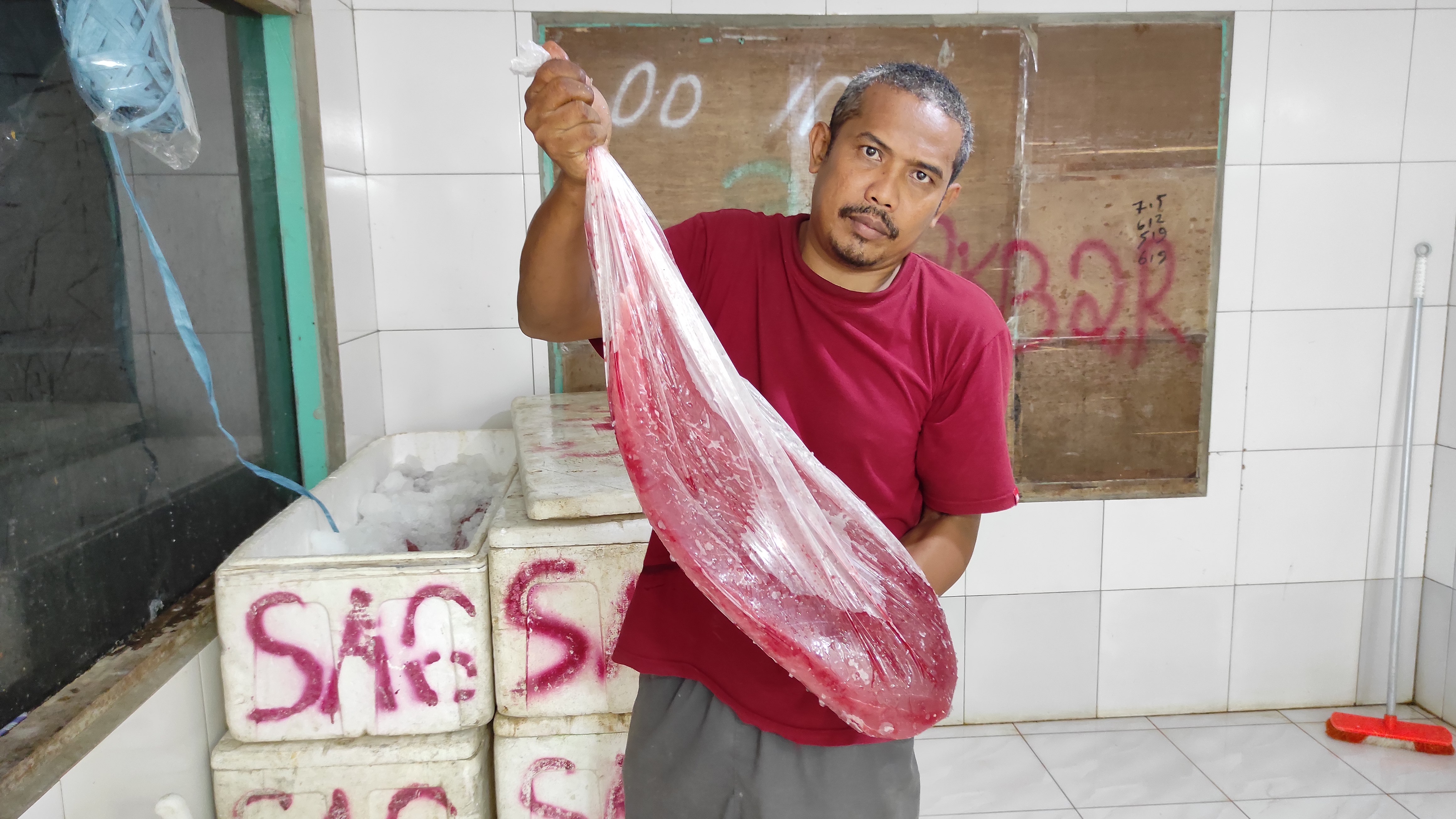 Pengusaha menunjukkan daging ikan tuna yang kini sedang memiliki harga terbaik