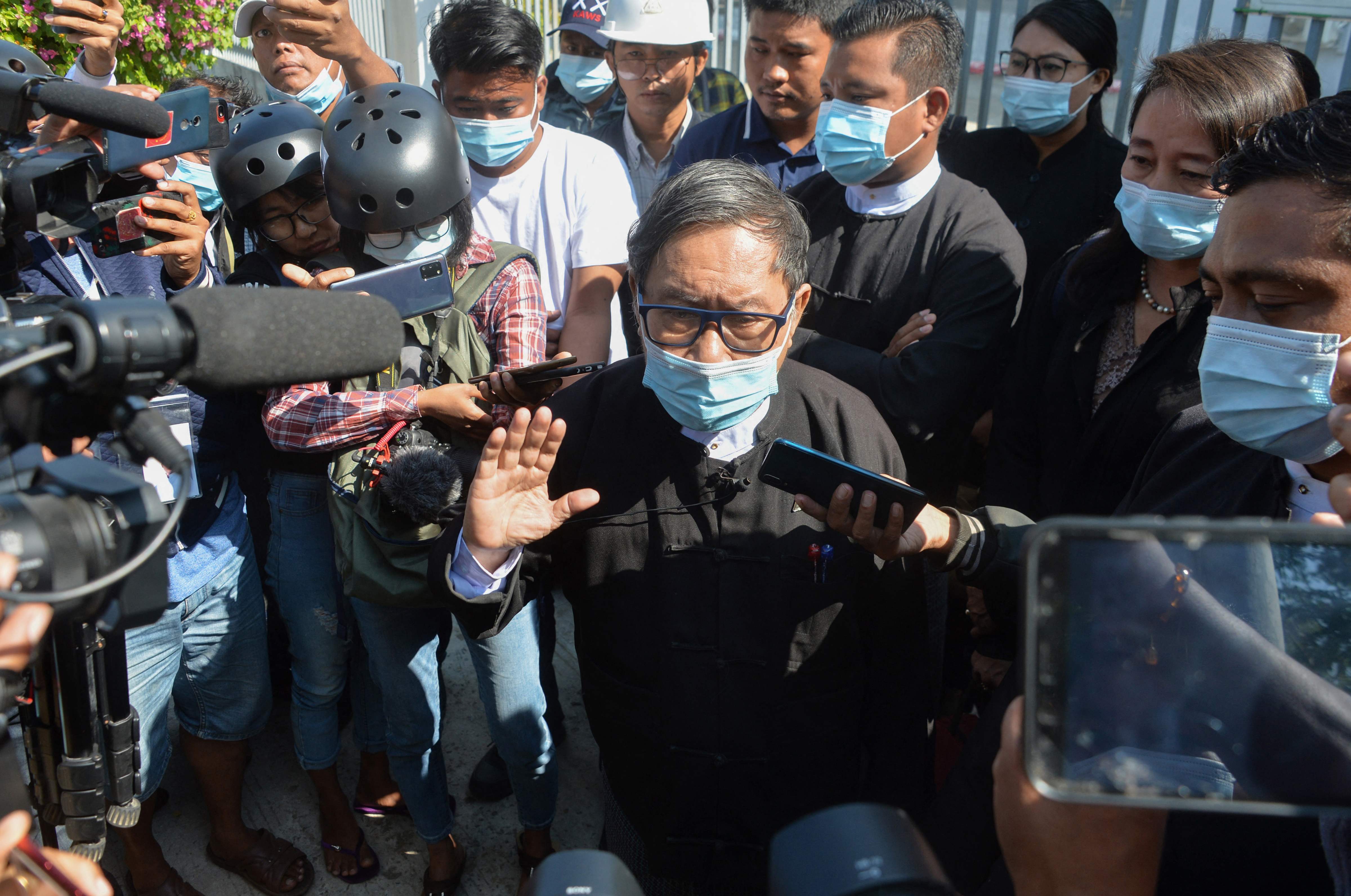 Khin Maung Zaw (tengah), pengacara pemimin sipil Myanmar terguling Aung San Suu Kyi, menghindari pertanyaan wartawan. 