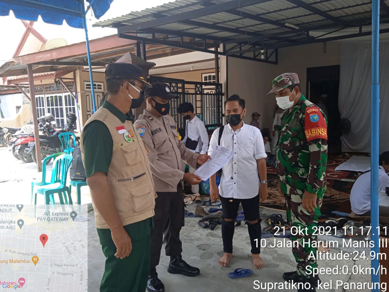 Bhabinkamtibmas Polsek Pahandut, Babinsa dan Satgas Covid-19 melakukan pengawasan kegiatan masyarakat