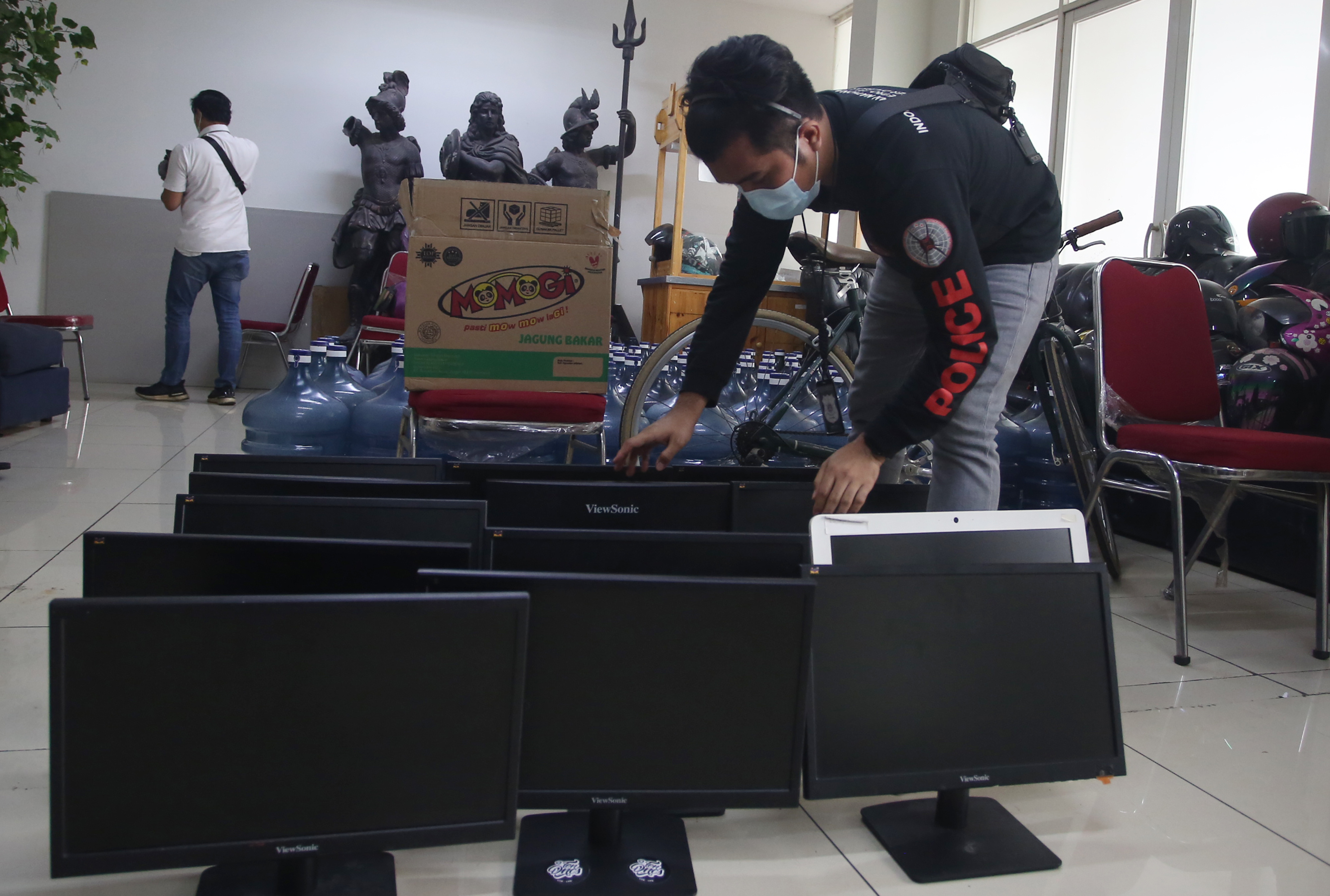 Petugas mengamankan barang bukti kejahatan sejumlah unit komputer usai penggerebekan kantor jasa pinjaman online (Pinjol)