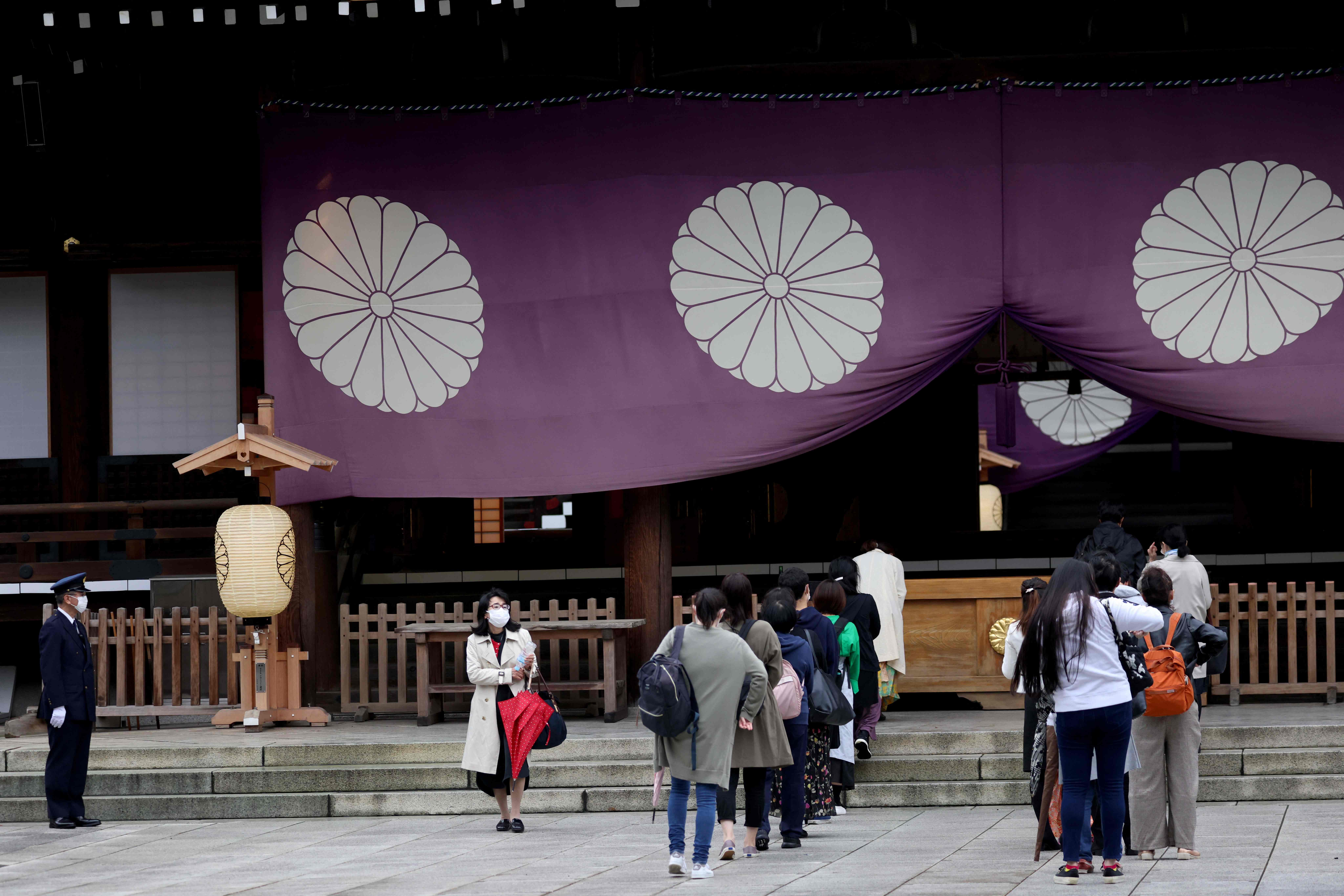 Ilustrasi. Penduduk Jepang tengah berdoa pada hari pertama autumn festival. 