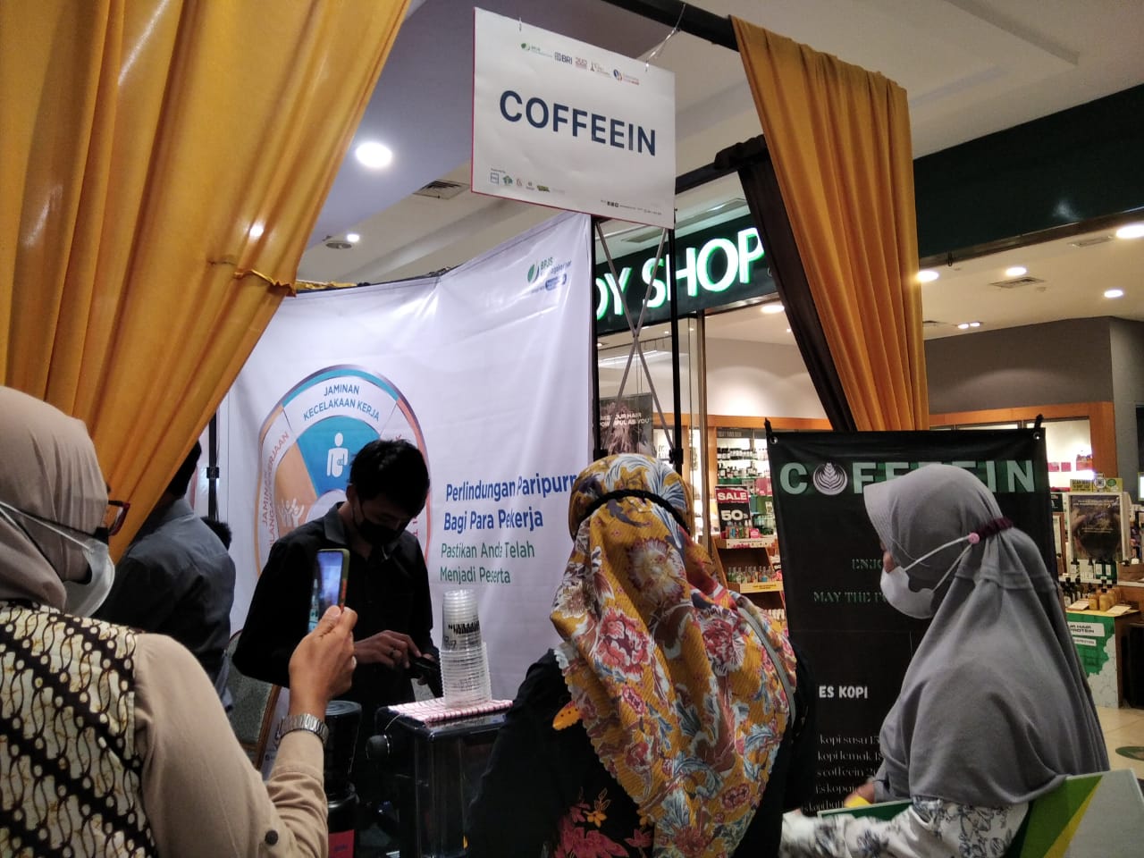 Pelaku UMKM Coffeeein yang mampu bertahan dan mengembangkan usaha kuliner di masa pandemi dengan layanan digitalisasi.