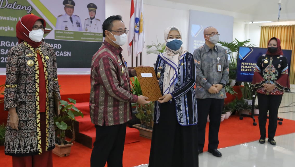  Wakil Gubernur Lampung Chusnunia Chalim (tiga kanan) saat menerima BKN Award 2021 di Aula Gedung Kuliah Umum Itera, Lampung, Kamis (14/10).