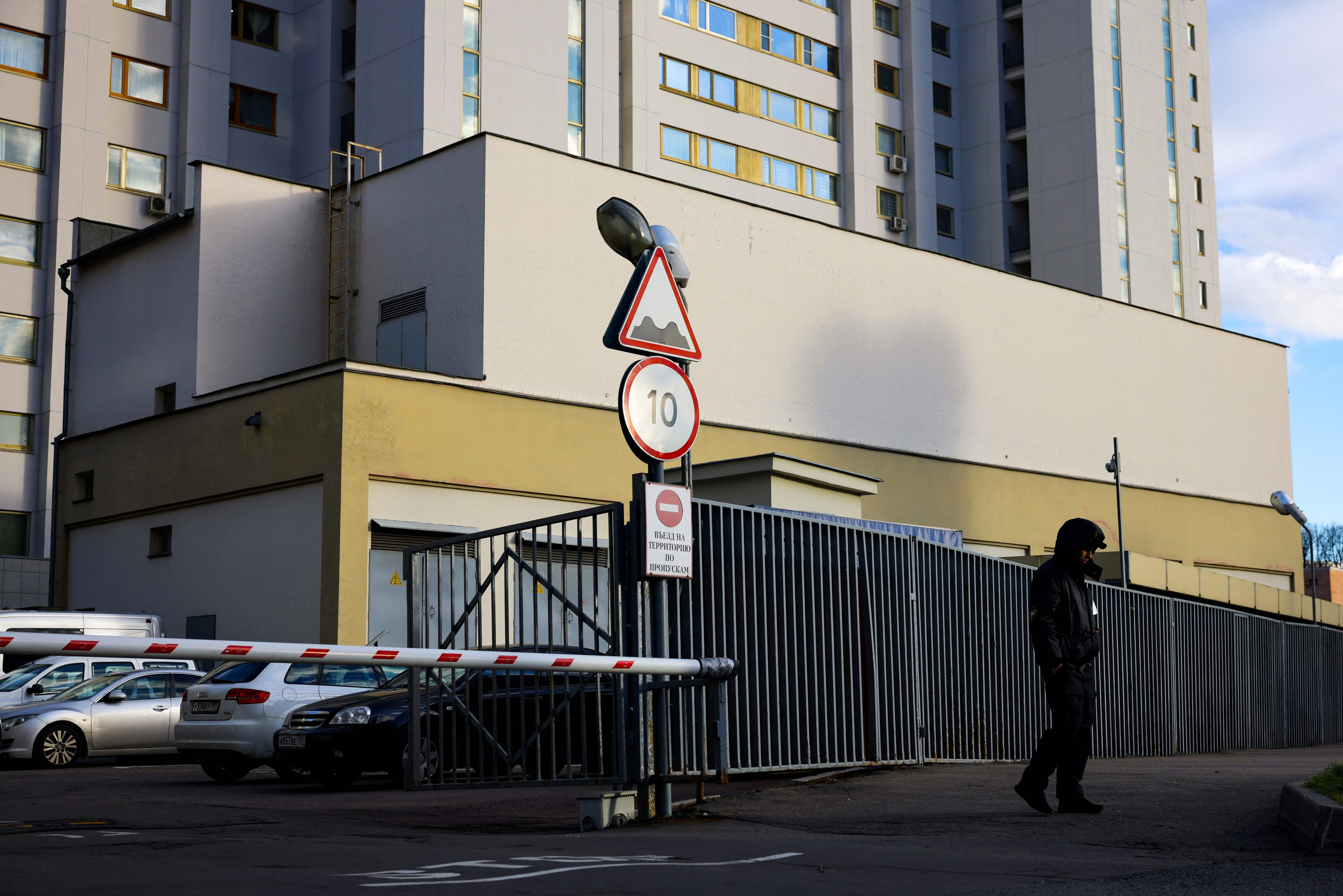 Petugas berjaga di depan bangunan yang dijadikan kantor perwakilan NATO di Moskow, Rusia.