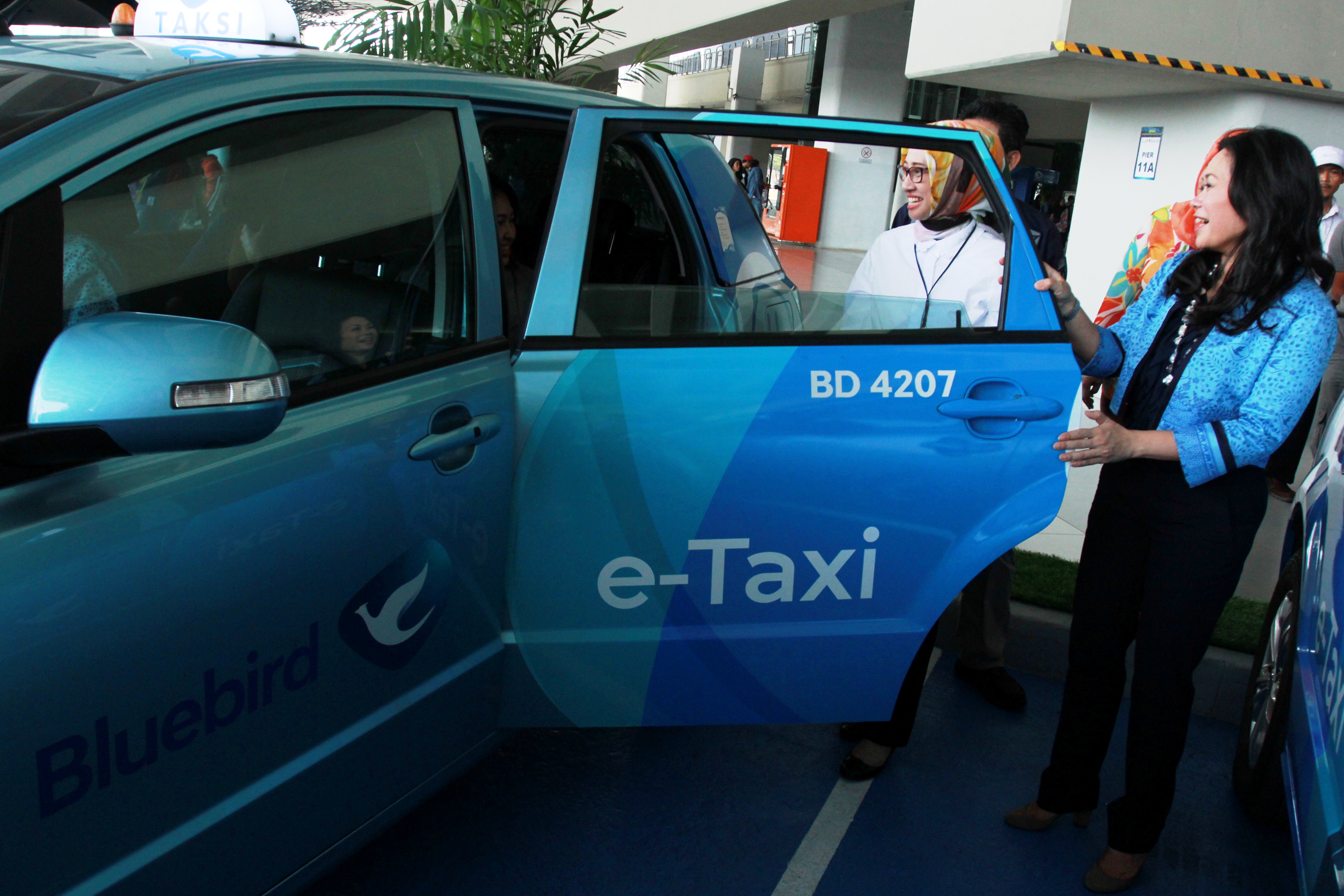 Taksi Blue Bird di bandara.