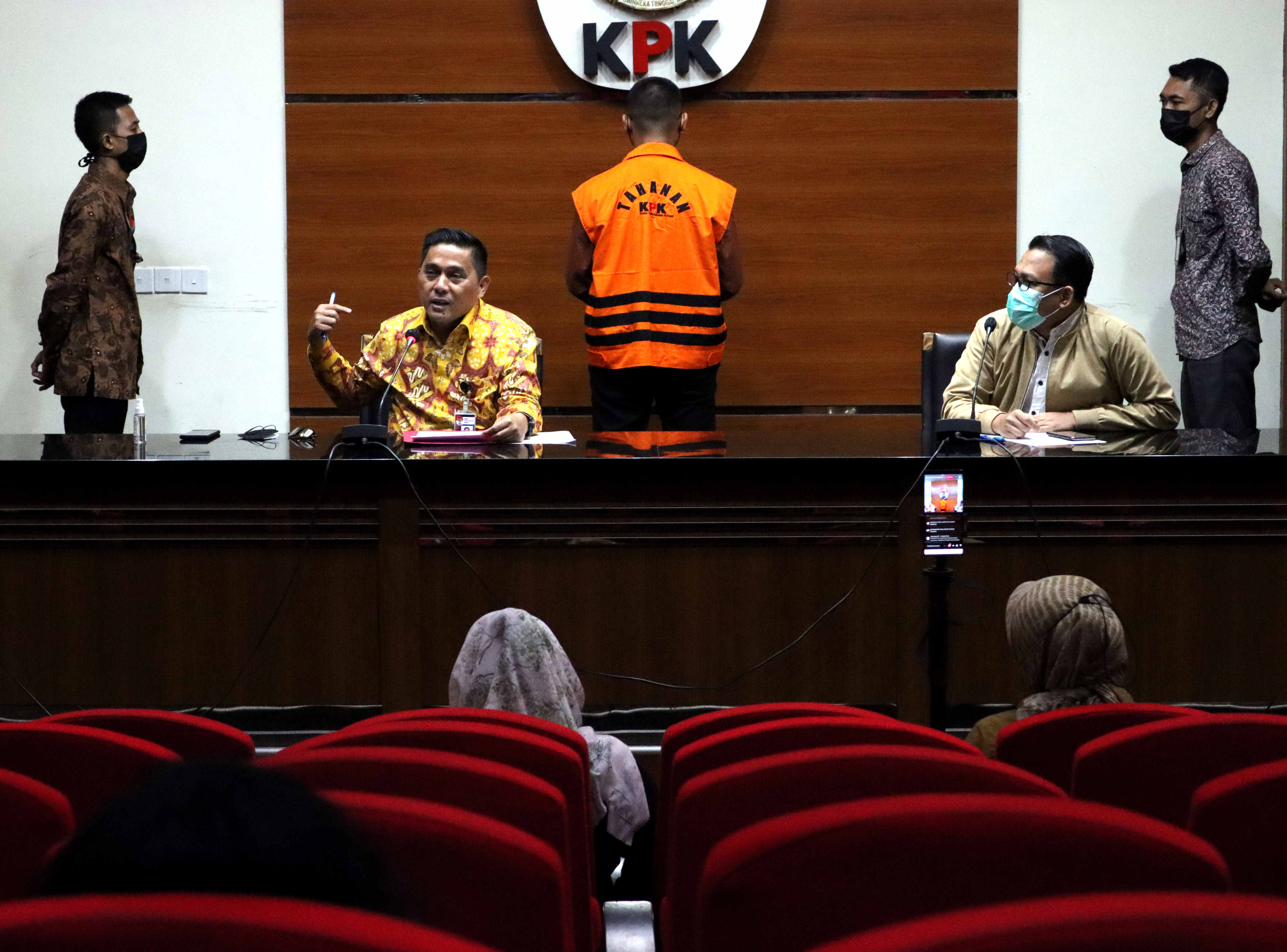 Deputi Penindakan KPK Karyoto mengumumkan tersangka kasus gratifikasi Pemkab Lampung, Akbar Tandaniria Mangkunegara