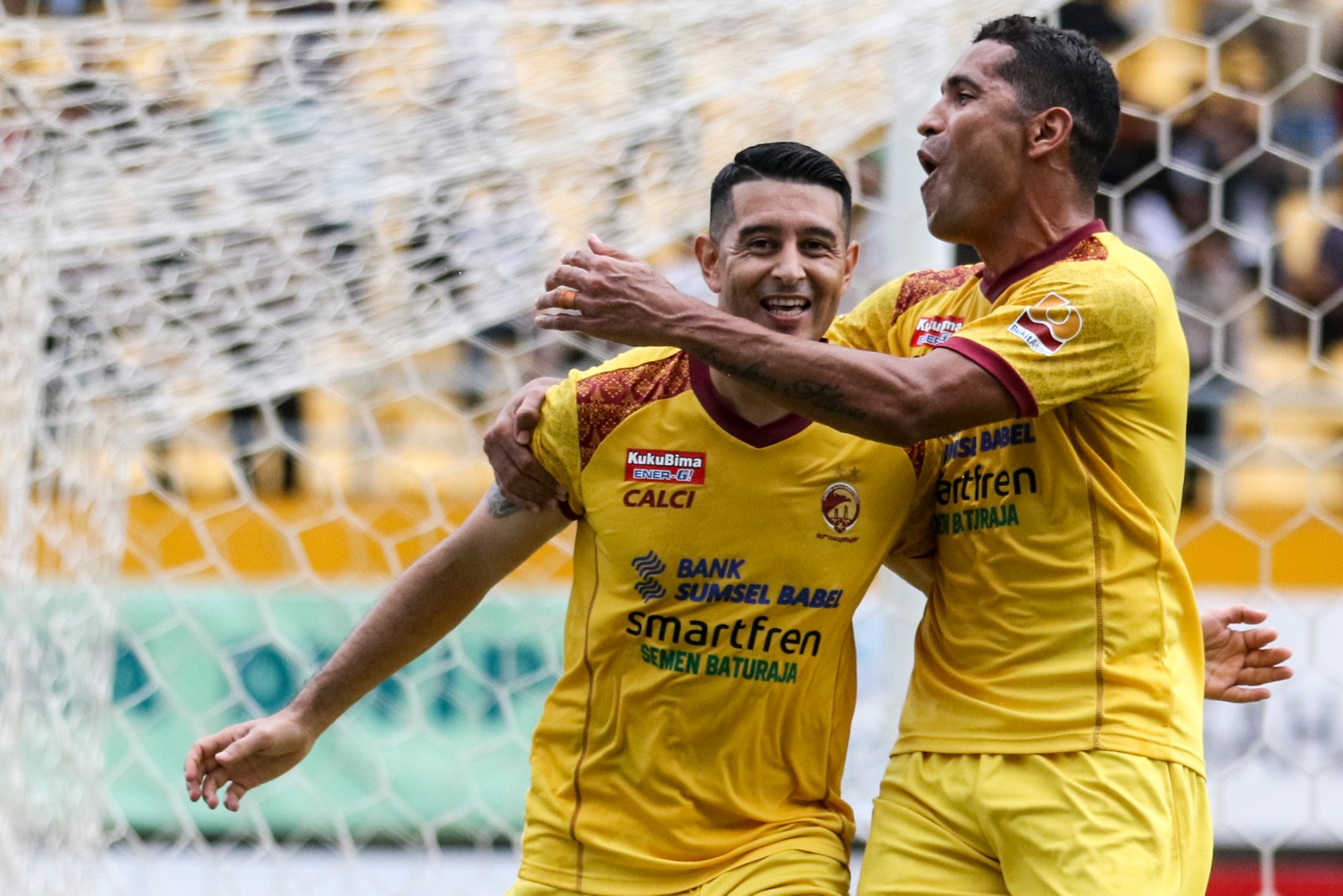 Pesepak bola Sriwijaya FC saat melakukan selebrasi gol.