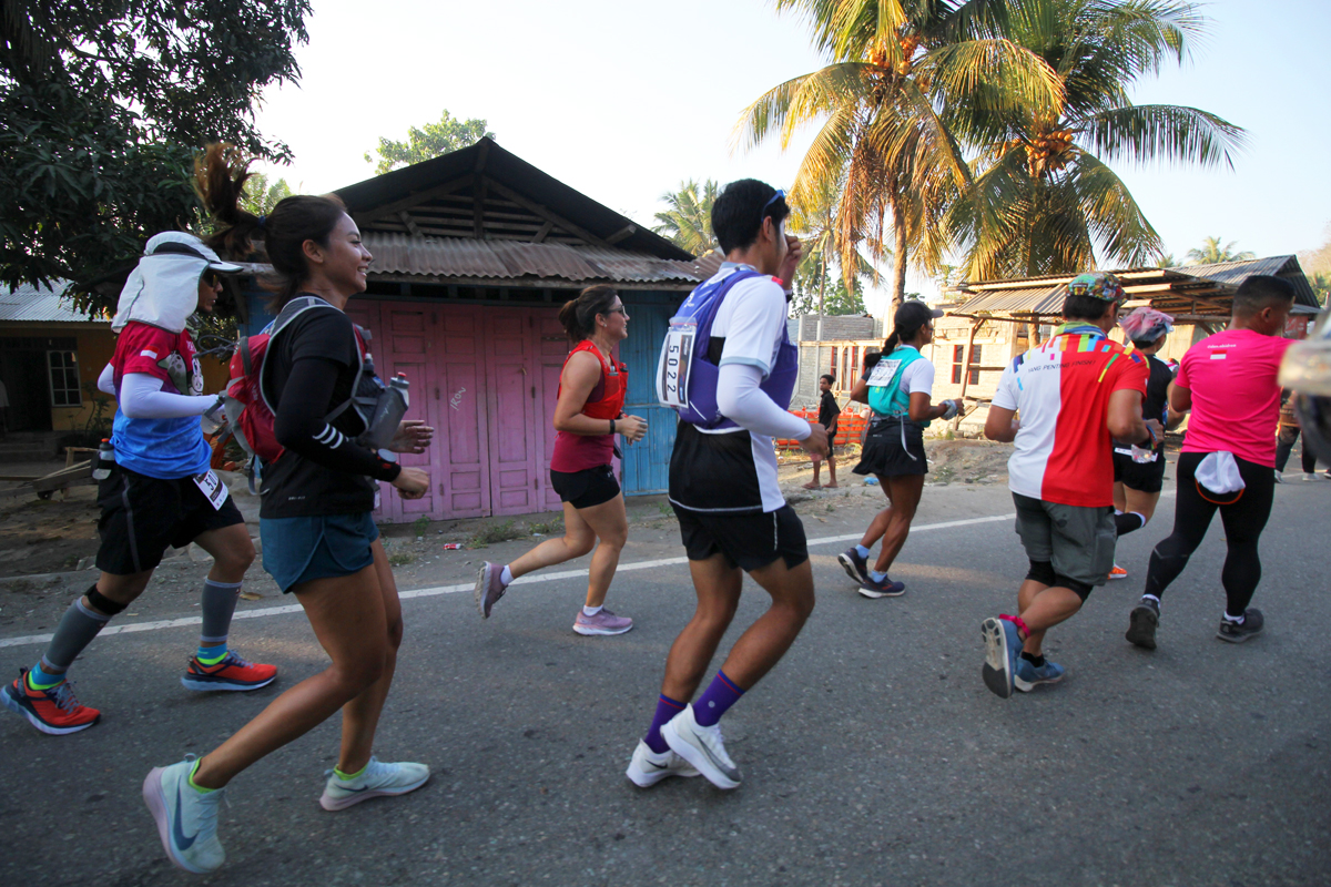 Sejumlah warga di Nusa Tenggara Timur mengikuti lari amal