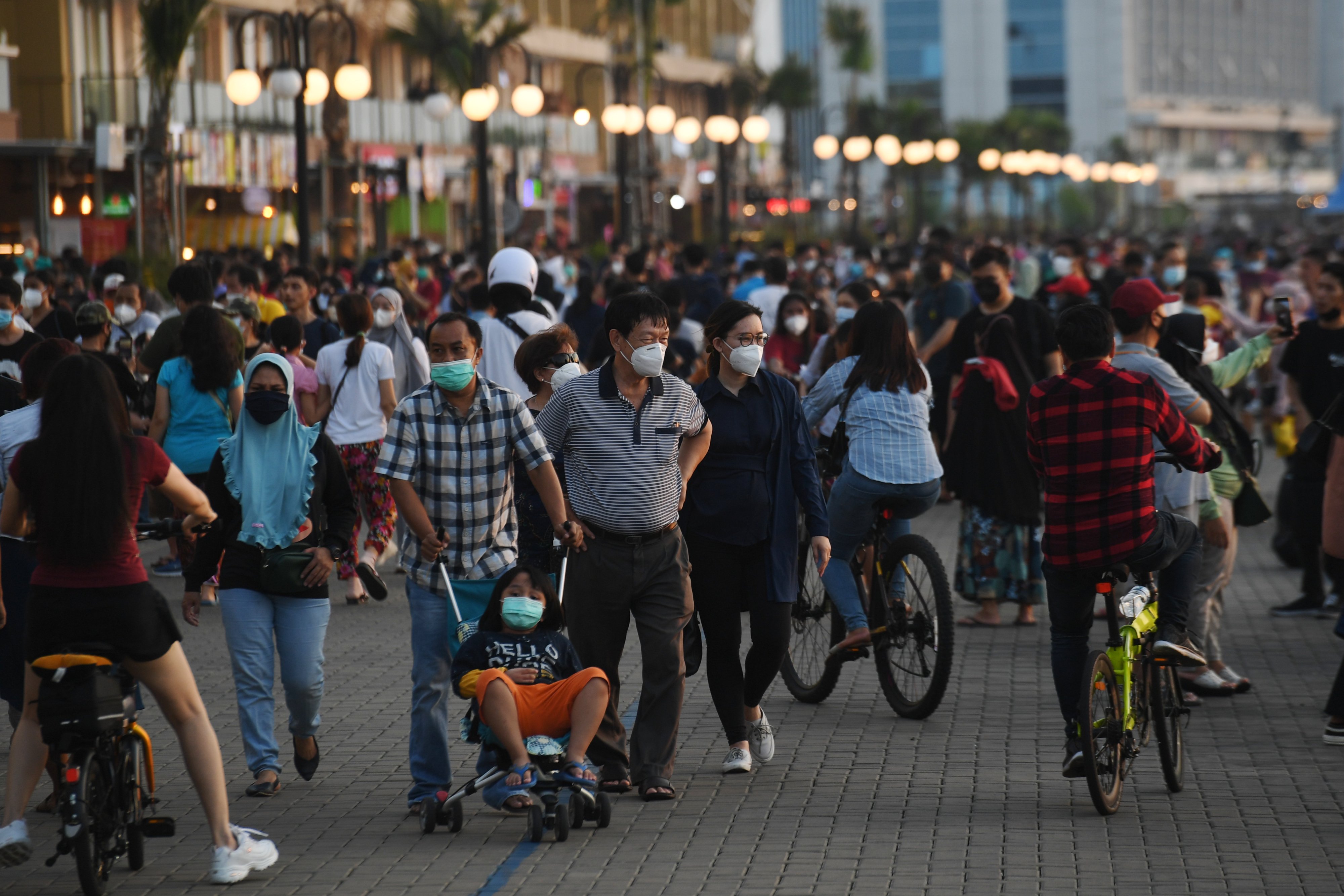 Pengunjung berwisata di kawasan Pantai Maju, Jakarta
