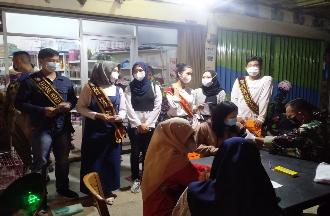 Sejumlah gadis dan bujang Bungo melakukan sosialisasi dan imbauan prokes