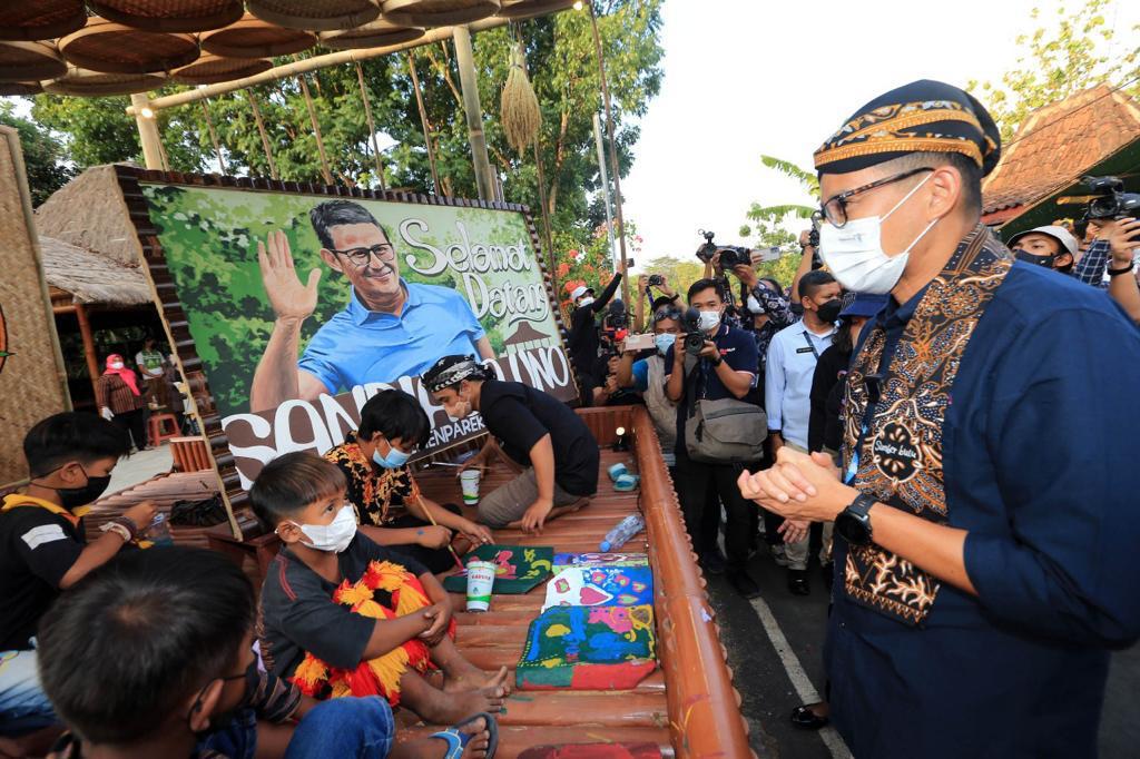 Menteri Pariwisata dan Ekonomi Kreatif Sandiaga Uno melakukan kunjungan kerja ke Desa Wisata Sumber Bulu, Banyuwangi, Jatim.