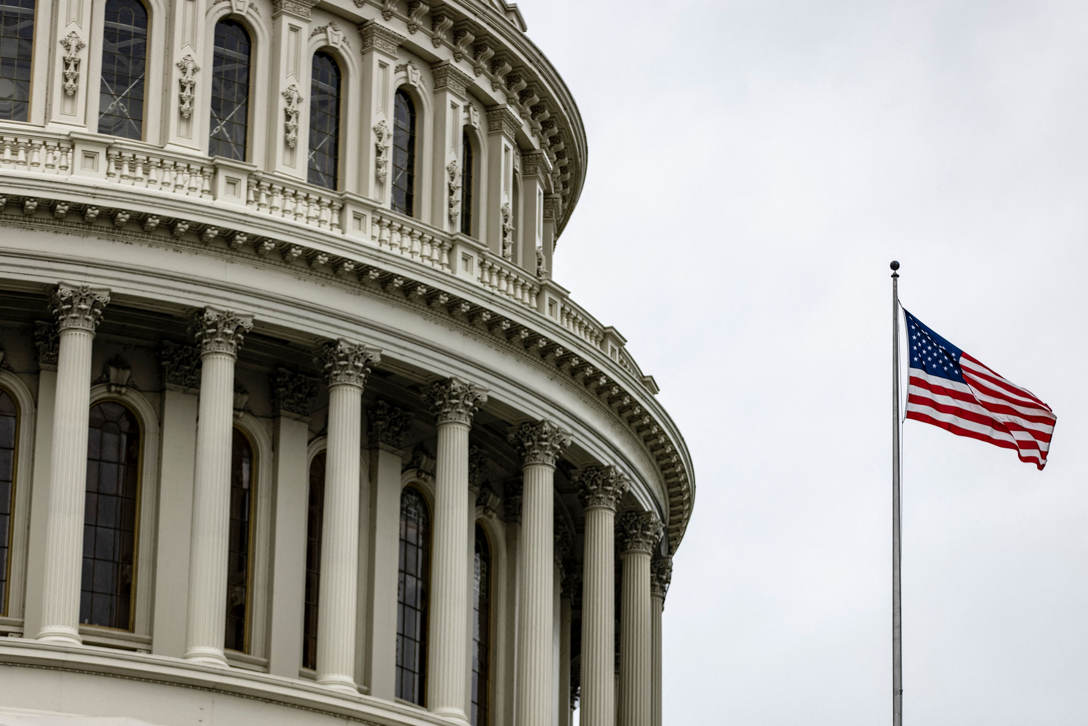 Bendera kebangsaan AS berkibar di depan Gedung Capitol, Washington DC.