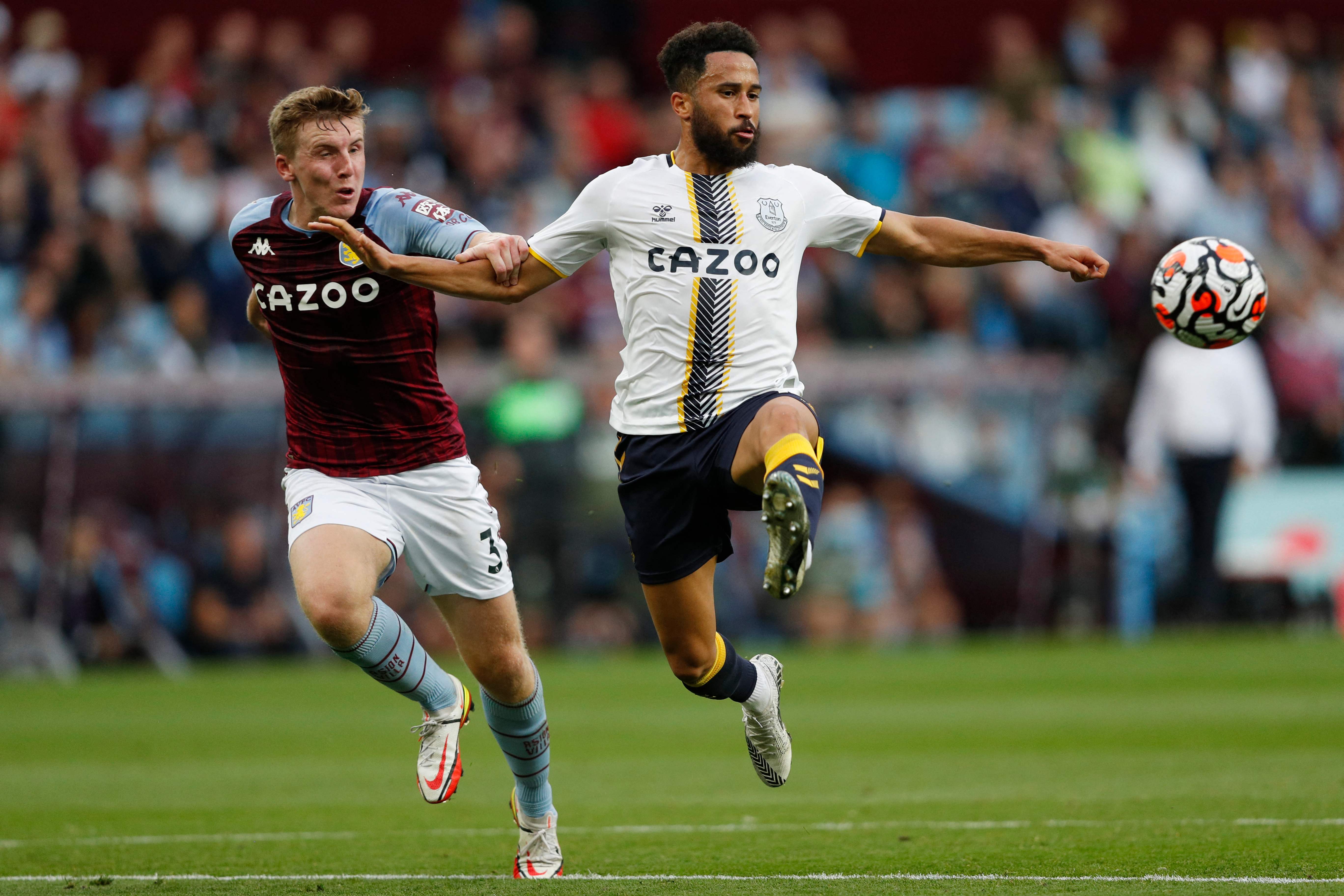 Penyerangan Everton Andros Townsend (kanan) 