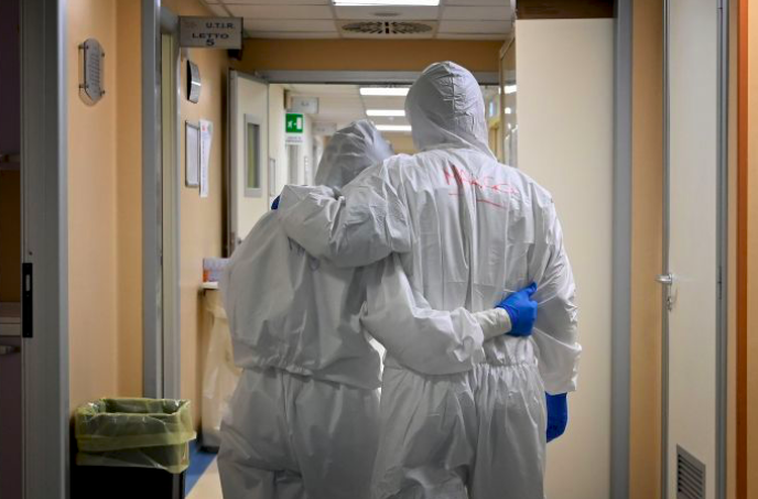 Ilustrasi - Dokter dan perawat pasien Covid-19 menggunakan alat pelindung diri di koridor rumah sakit.