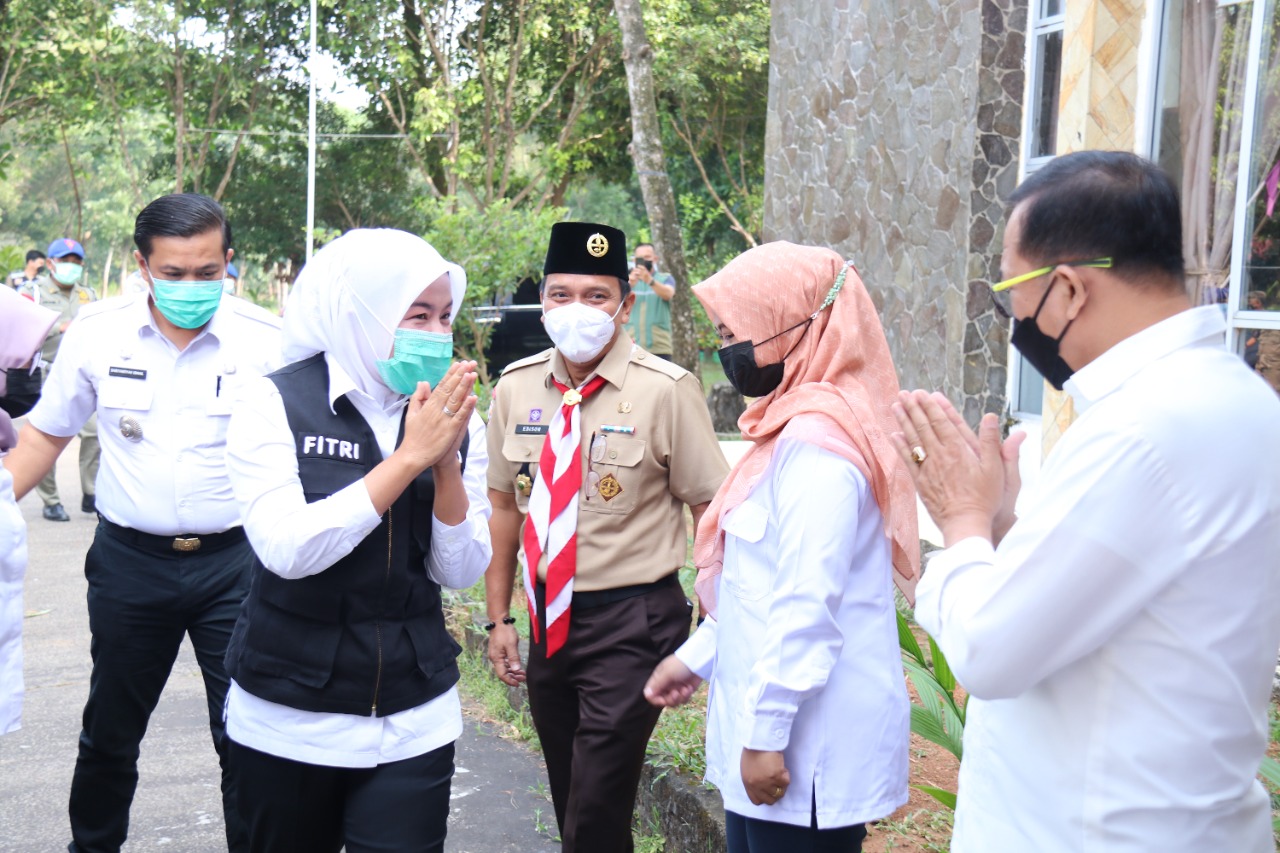 Wakil Wali Kota Palembang Fitrianti Agustinda (dua kiri), Rabu (27/10) meninjau vaksinasi Covid-19 di Bumi Perkemahan Cadika Palembang.