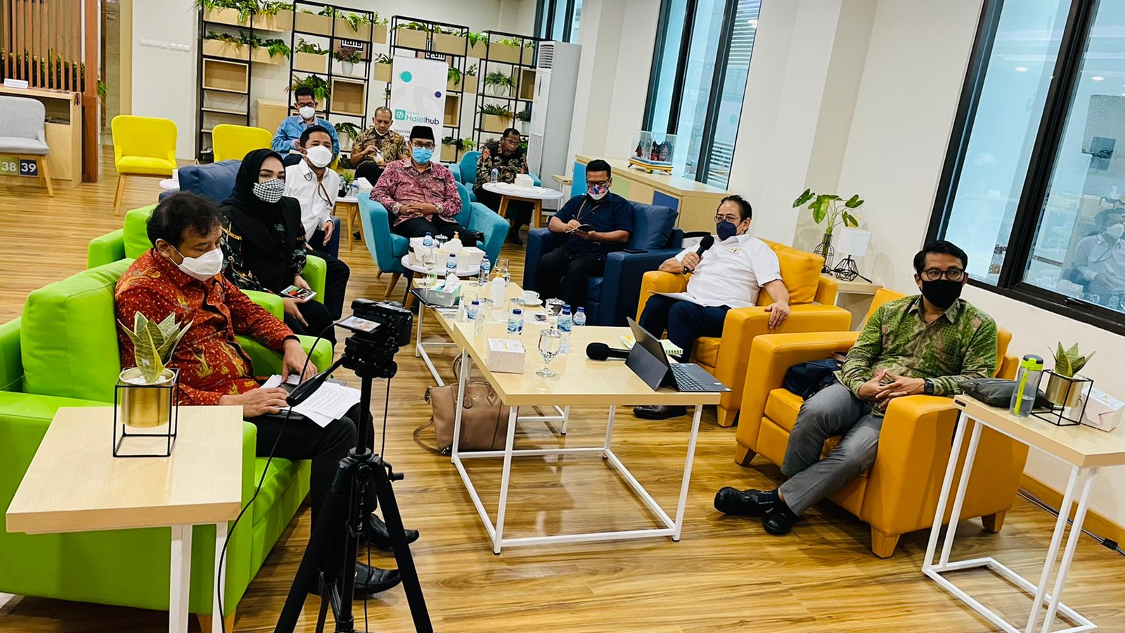 Focus Group Discussion (FGD) Global Halal Hub bertajuk “Strategi Produk Halal Menguasai Pasar Global”.