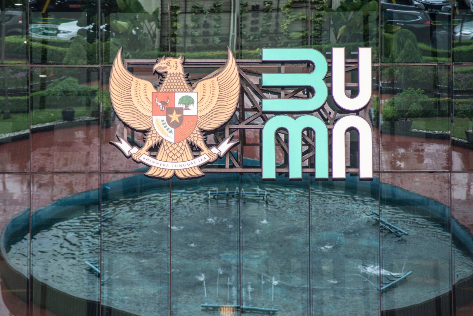Logo baru Kementerian BUMN yang terpasang di depan gedung.