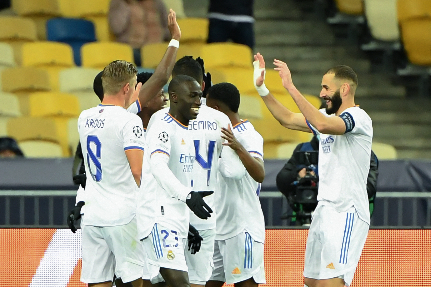 Para pemain Real Madrid melakukan selebrasi usai mencetak gol ke gawang Shakhtar Donetsk.