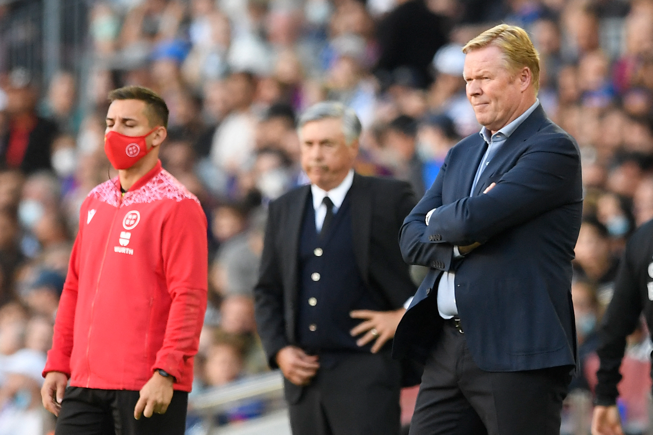 Pelatih Barcelona Ronald Koeman (kanan).