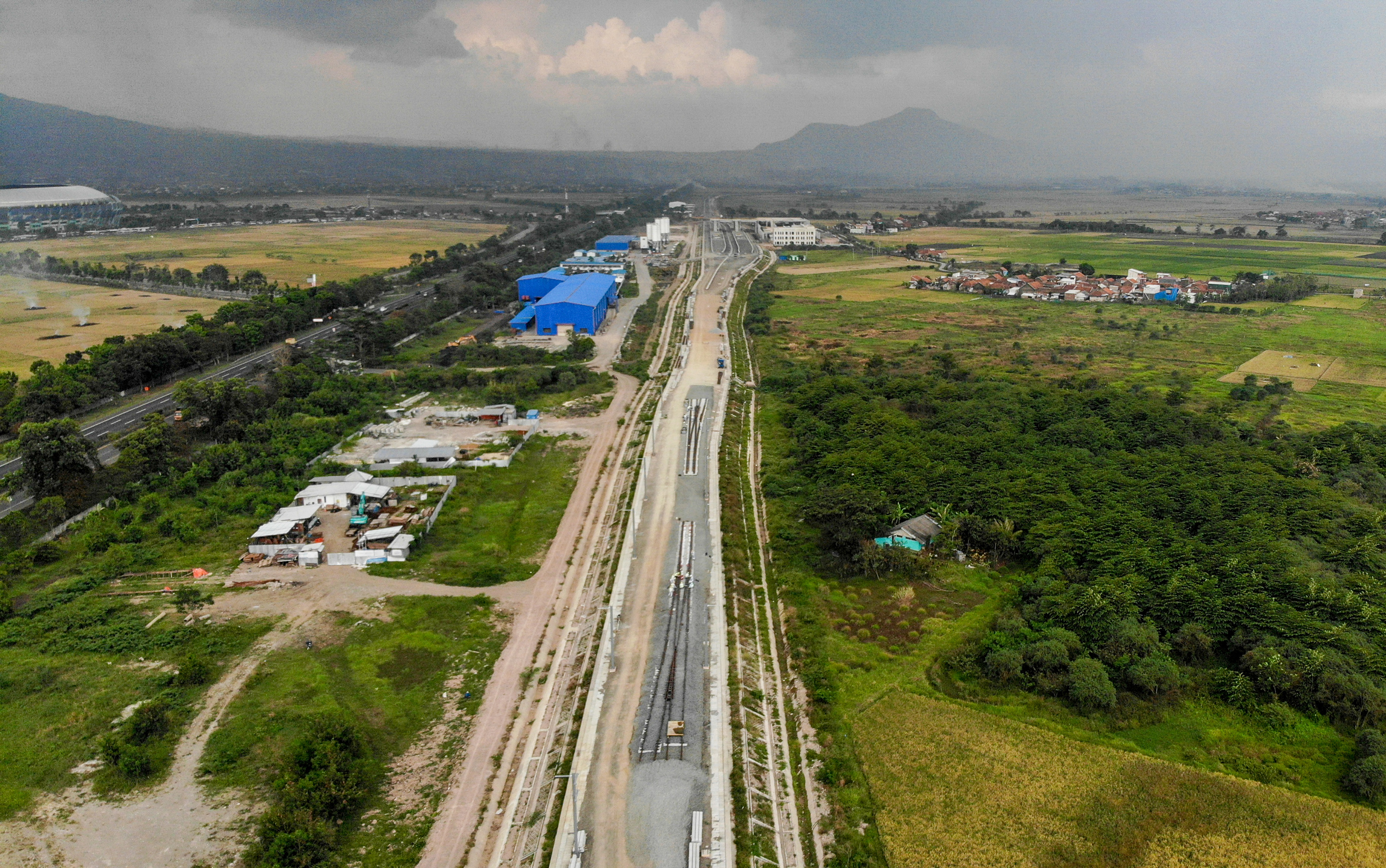 Kereta Cepat Beri Dampak Positif dalam Jangka Panjang 