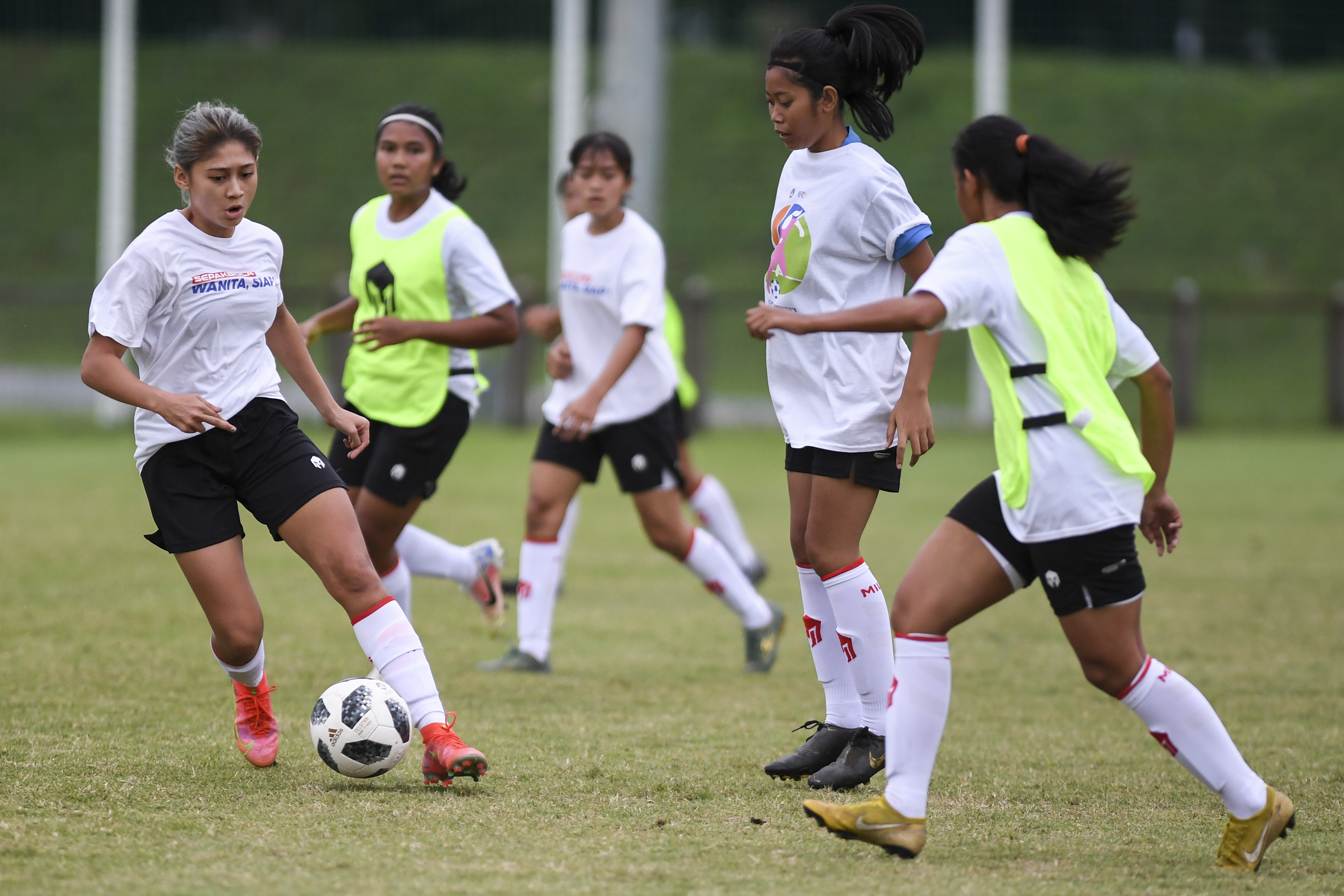 Timnas putri Indonesia berlatih di Lapangan D, Kompleks Gelora Bung Karno, Senayan, Jakarta.