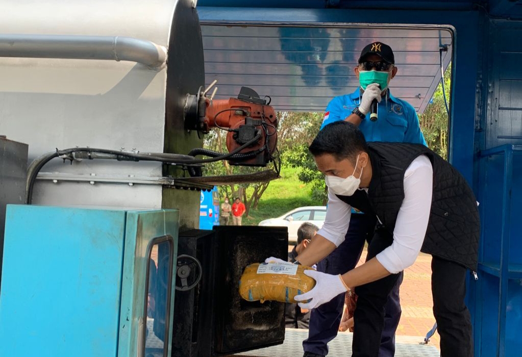  Barang bukti ganja hasil pengungkapan BNN Jawa Barat dimusnahkan di Lapangan Perkantoran Pemkab Bandung Barat, Jumat (8/10).