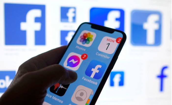 Ilustrasi yang menunjukkan aplikasi Facebook di smartphone.