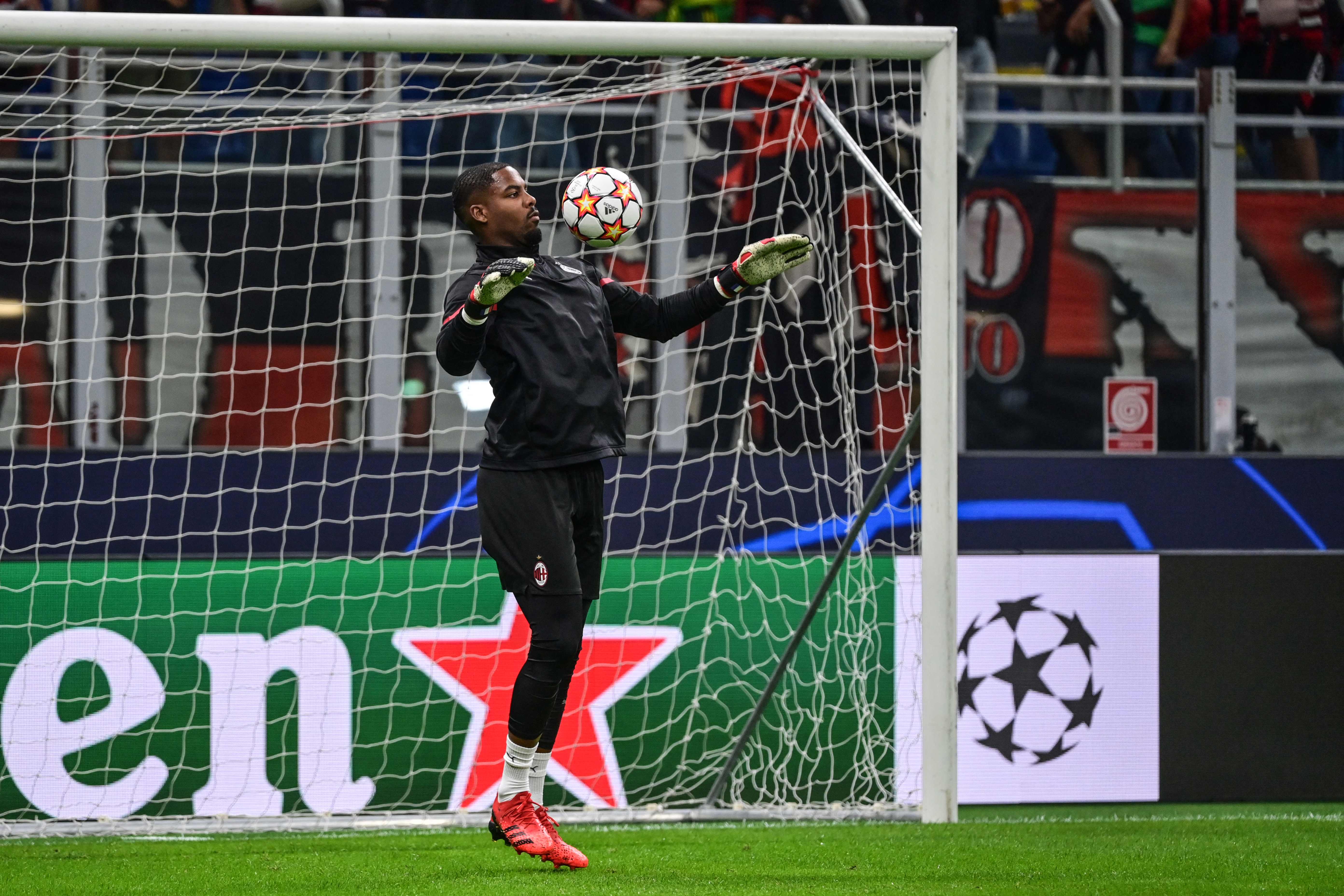 Penjaga gawang AC Milan Mike Maignan