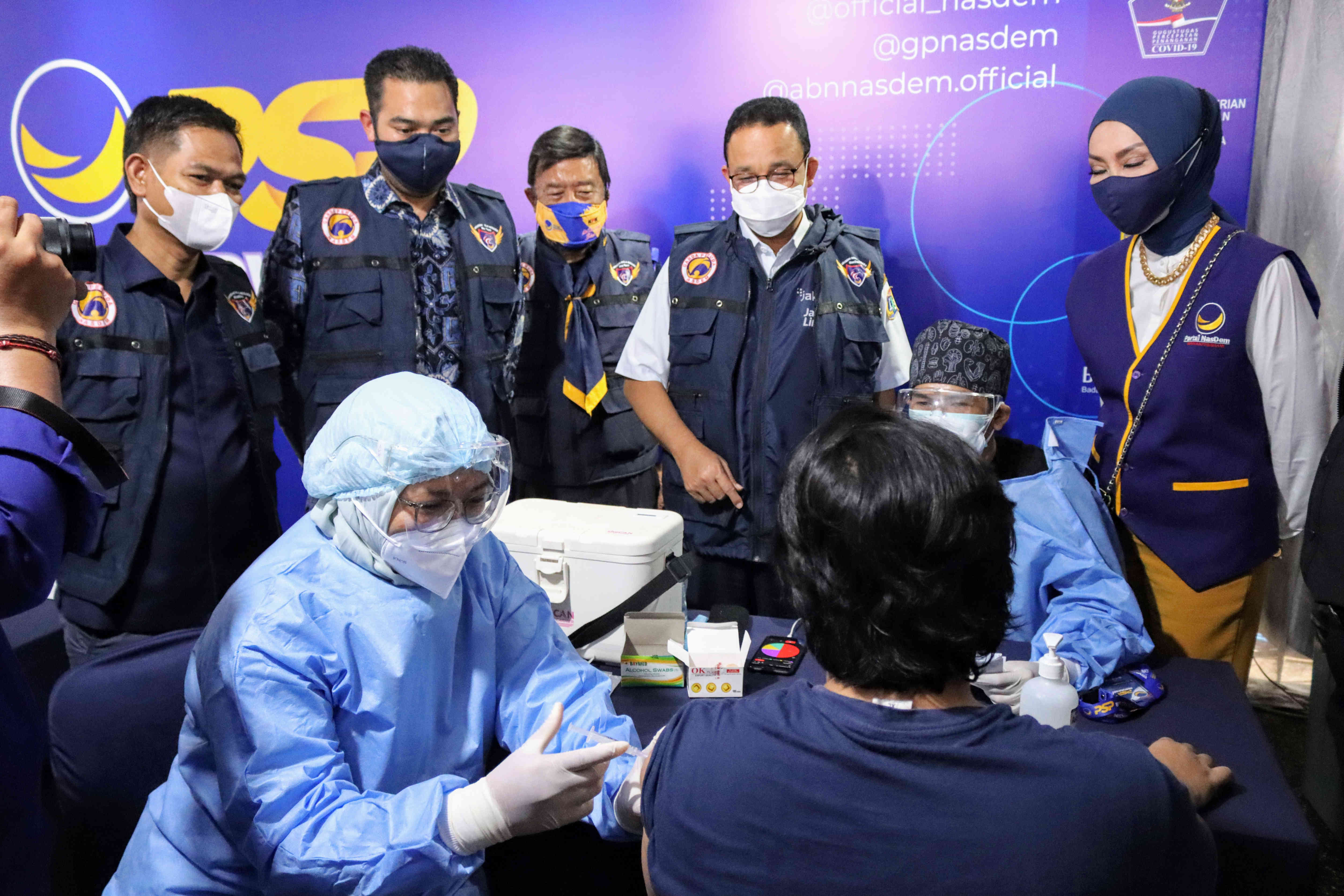 Gubernur DKI Jakarta Anies Baswedan meninjau kegiatan PSP Bervaksin di Akademi Bela Negara (ABN), Pancoran, Jakarta.