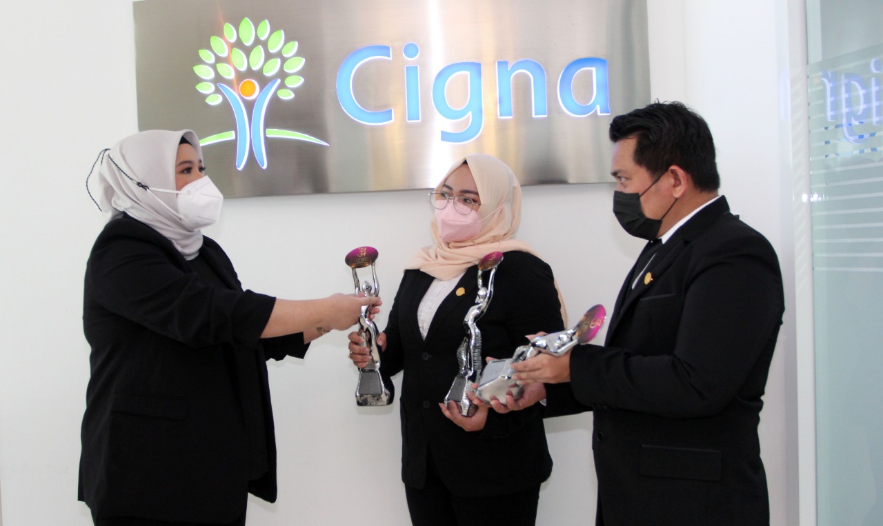 Direktur Distribusi Cigna Indonesia Dini Maharani (kiri) berbincang terkait produk baru kesehatan yang diluncurkan di Jakarta, Rabu (13/10) 