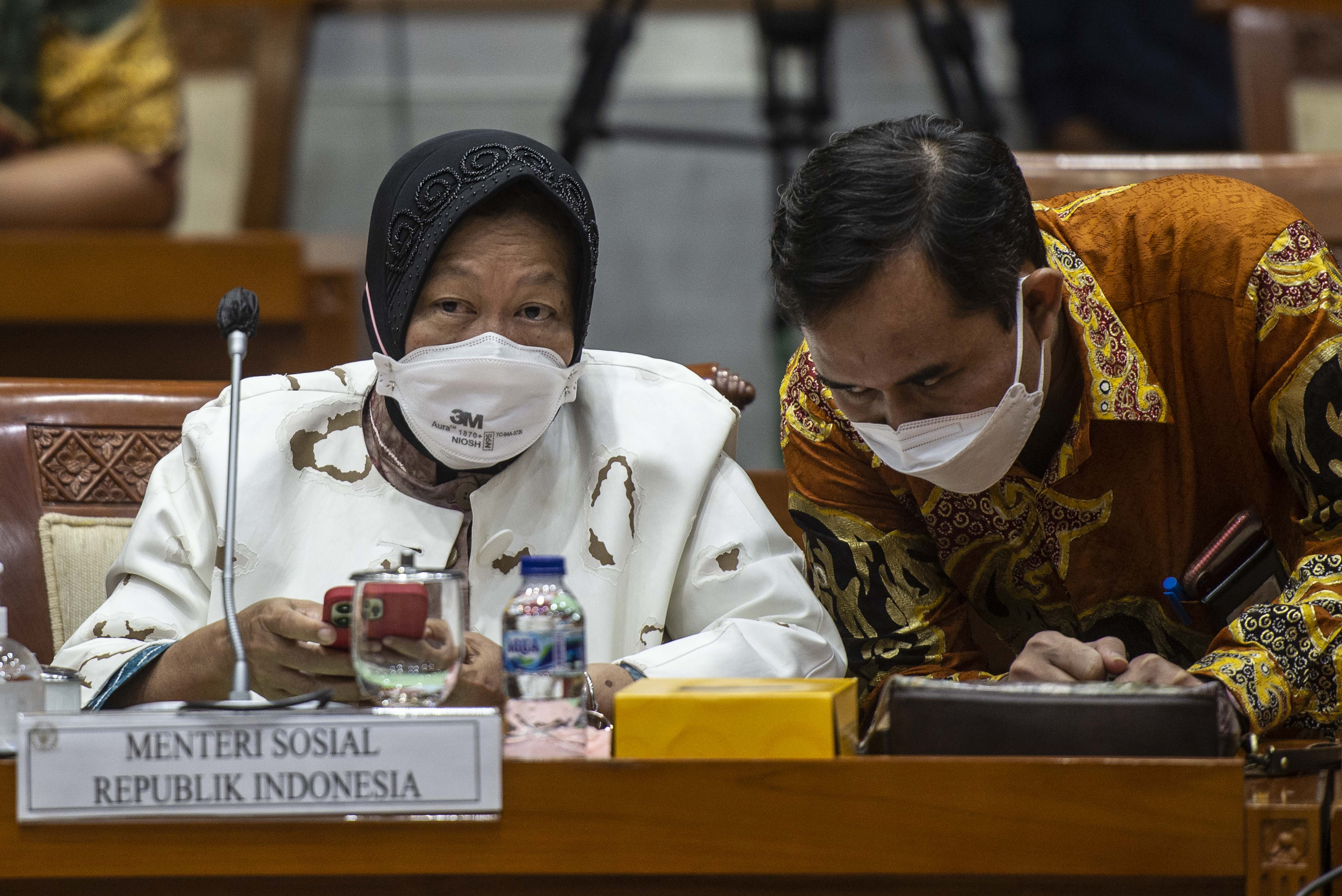 Menteri Sosial Tri Rismaharini dalam rapat kerja dengan Komite II DPD dan Komisi VIII DPR di Senayan, Jakarta, Selasa (5/10/2021)