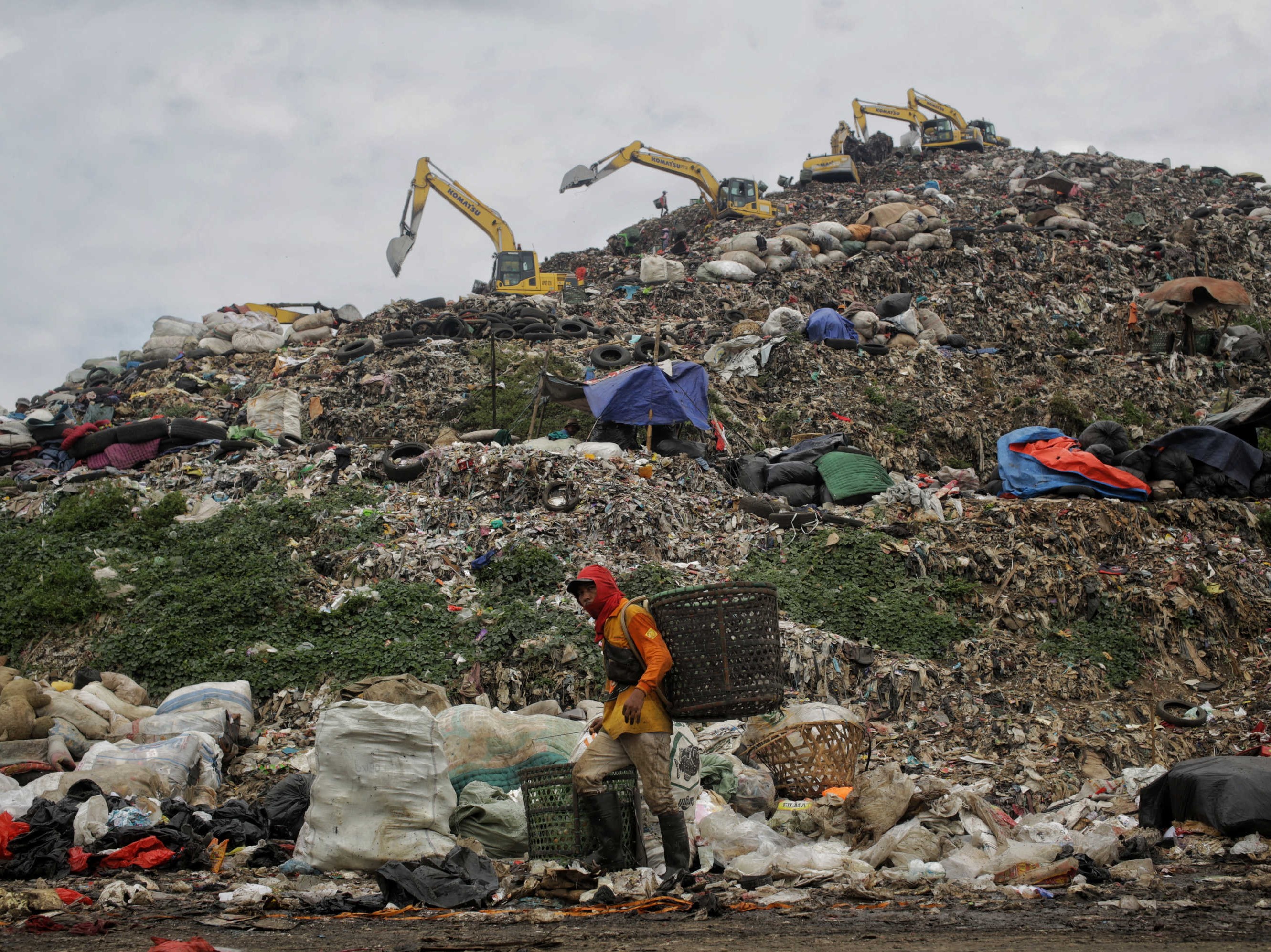Alat berat menaikkan timbunan sampah di Tempat Pembuangan Sampah Terpadu (TPST) Bantar Gebang, Bekasi, Jawa Barat.