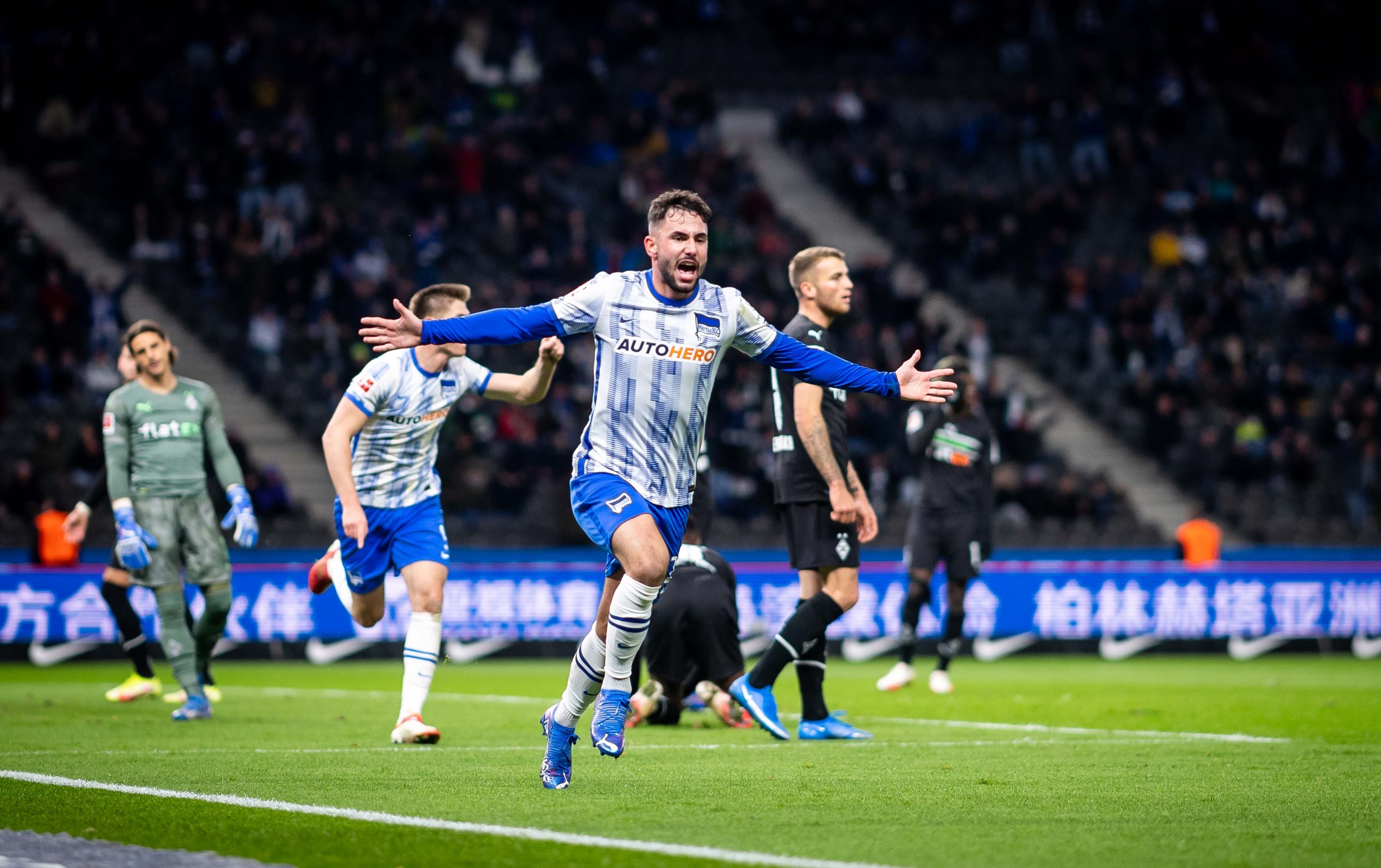 Pemain Hertha Berlin Marco Richter melakukan selebrasi usai mencetak gol ke gawang Borussia Moenchengladbach di laga Bundesliga.