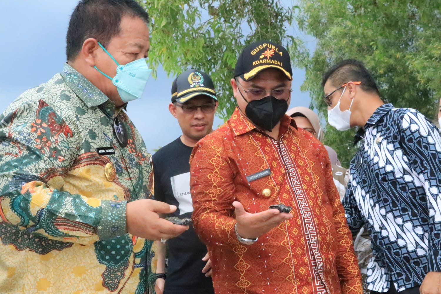Gubernur Lampung Arinal Djunaidi dan Gubernur Babel Erzaldi Rosman melepasliarkan tukik di pantai Tanjung Kelayang Belitung, Kamis (14/10).